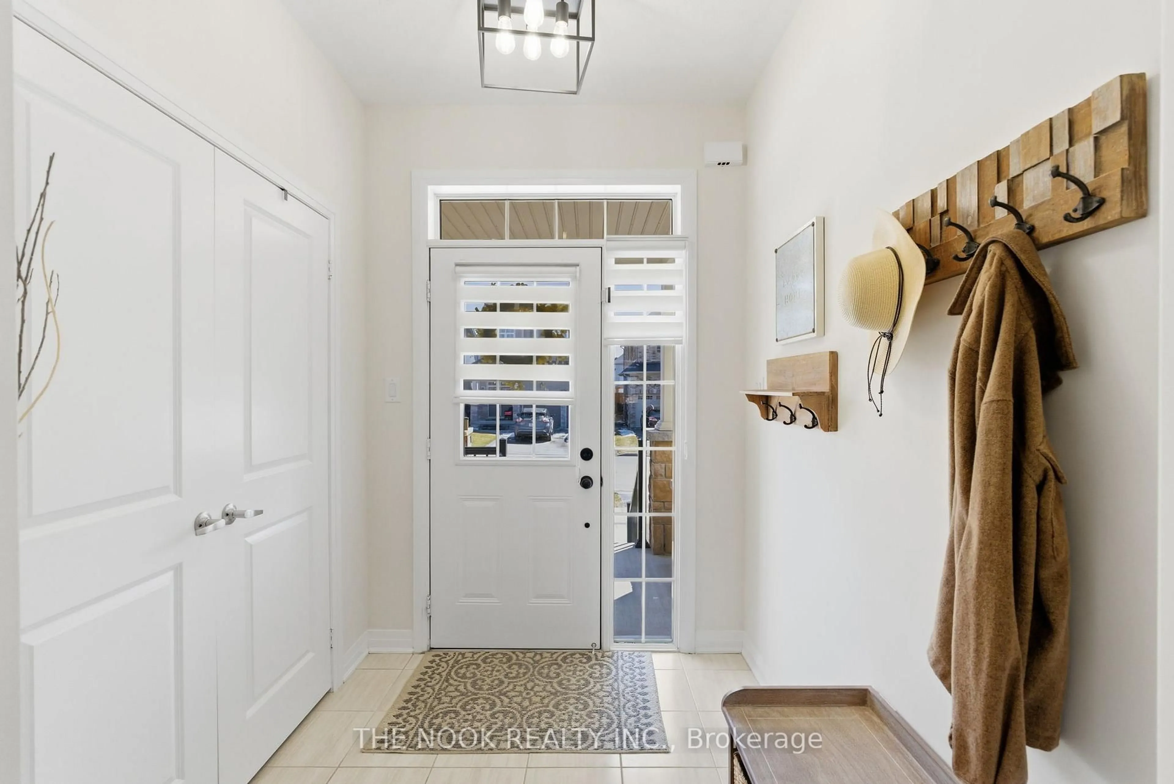 Indoor entryway for 28 Fernridge Hts, Cavan Monaghan Ontario L0A 1G0