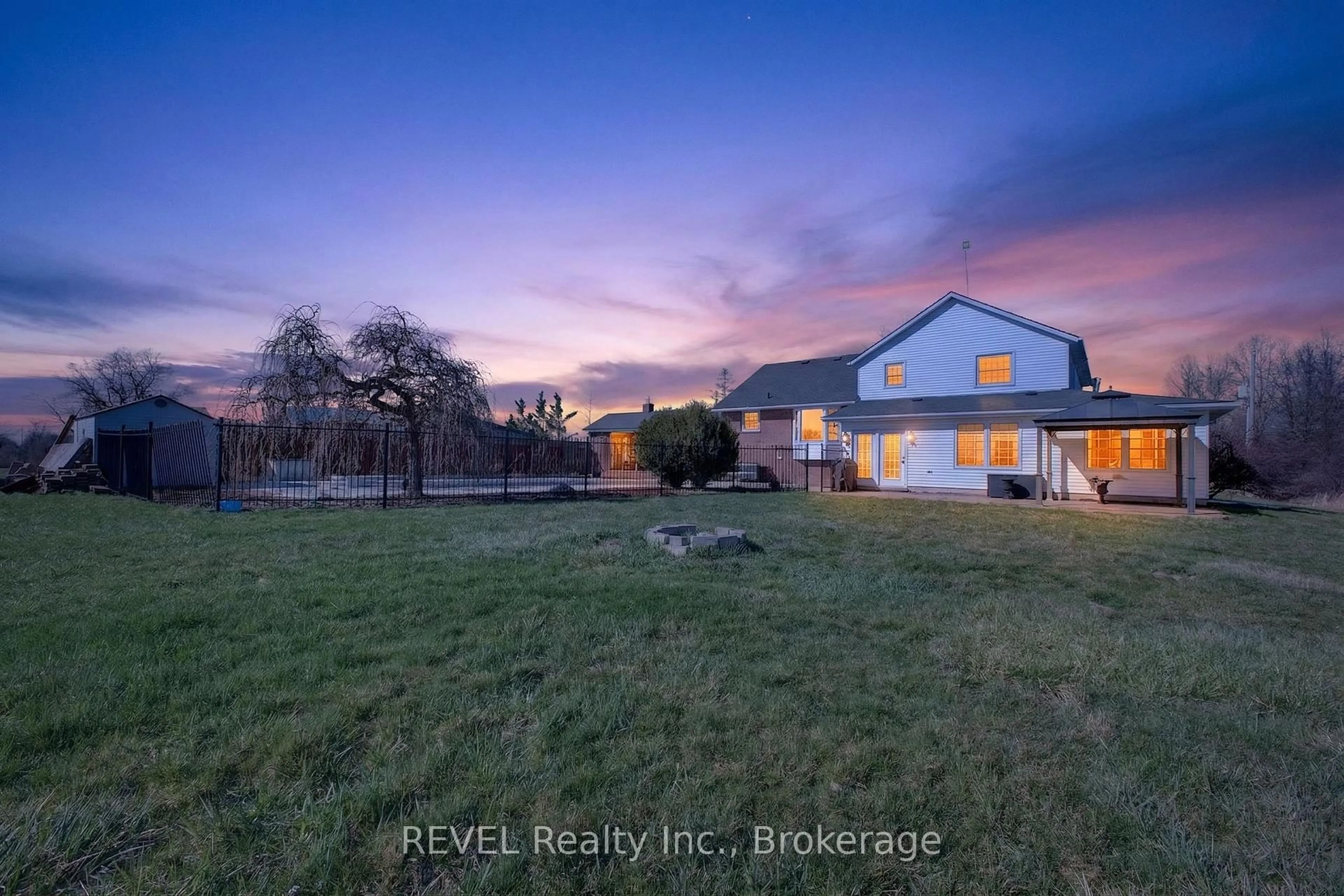 A pic from outside/outdoor area/front of a property/back of a property/a pic from drone, unknown for 1188 Teal Rd, Fort Erie Ontario L0S 1N0