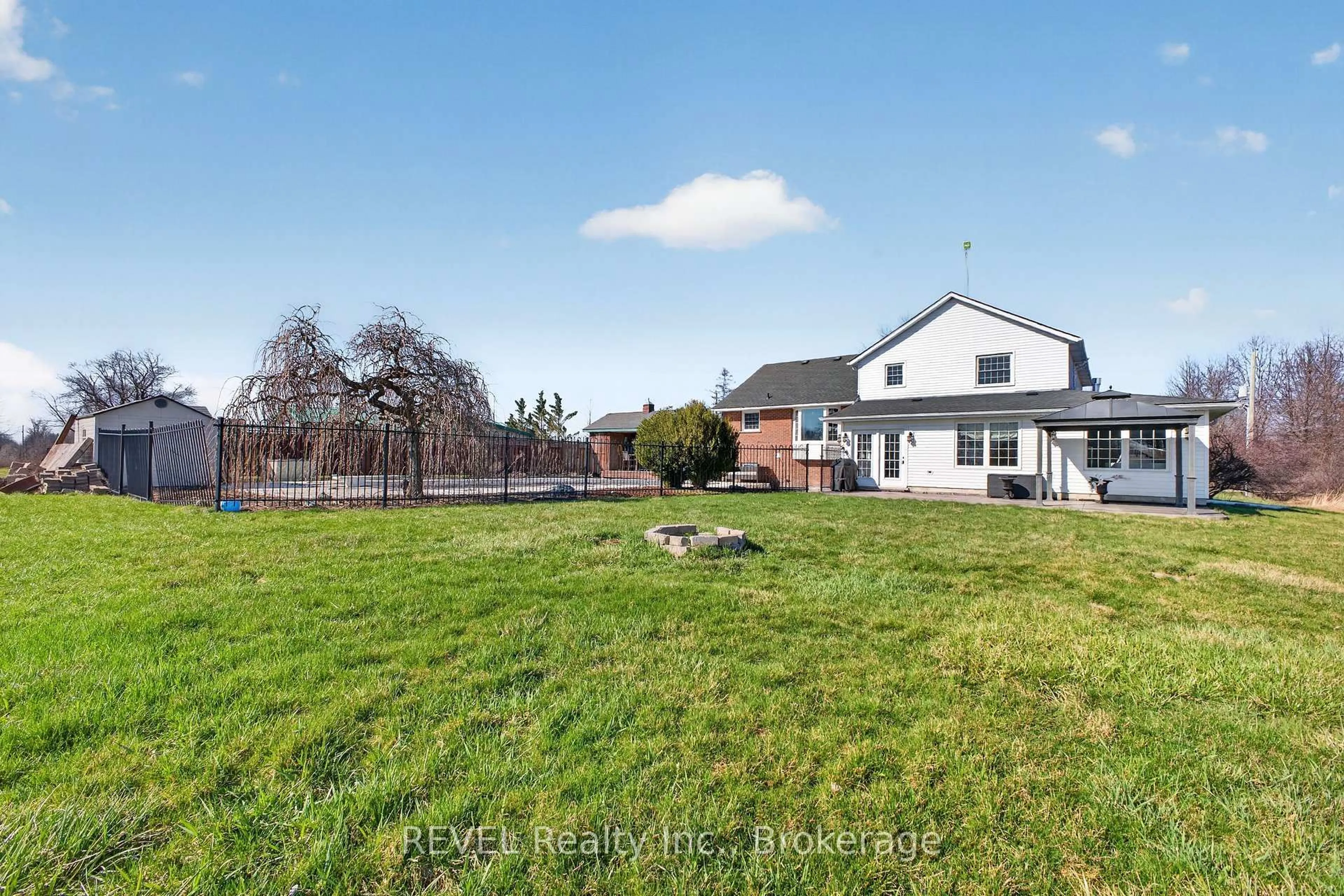 A pic from outside/outdoor area/front of a property/back of a property/a pic from drone, unknown for 1188 Teal Rd, Fort Erie Ontario L0S 1N0