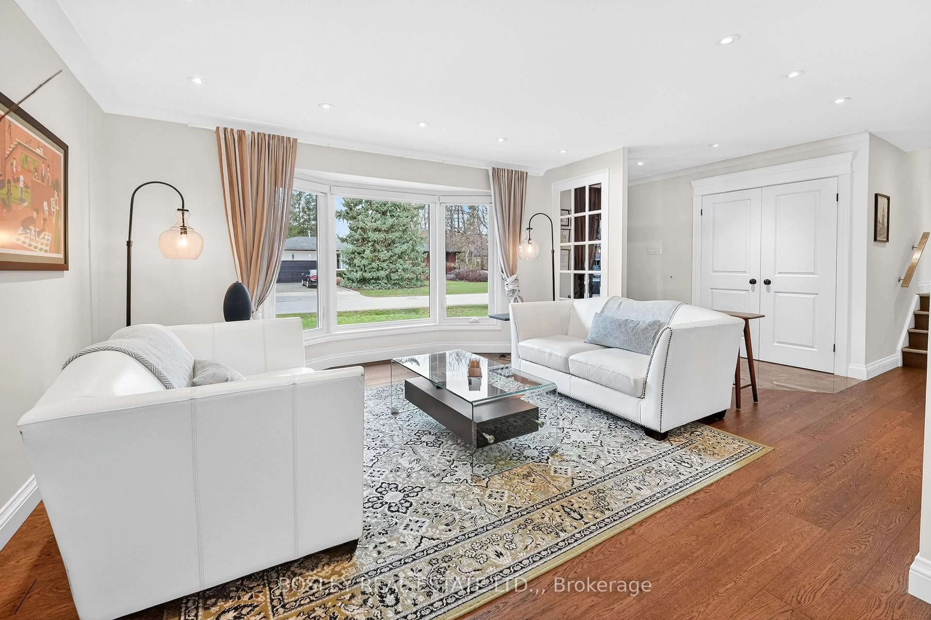 Living room with furniture, unknown for 19 Dixie Ave, Niagara-on-the-Lake Ontario L0S 1J0