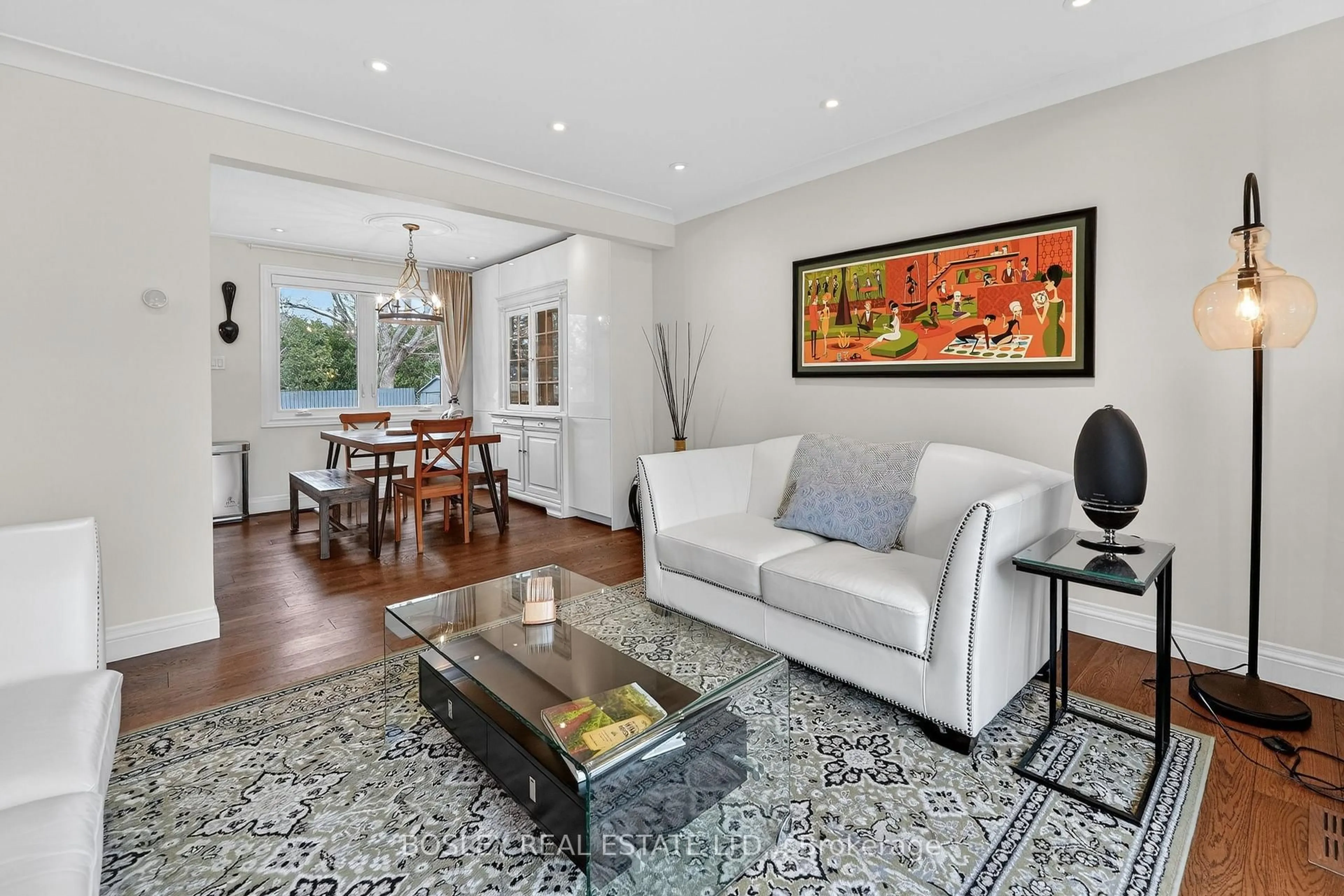 Living room with furniture, unknown for 19 Dixie Ave, Niagara-on-the-Lake Ontario L0S 1J0