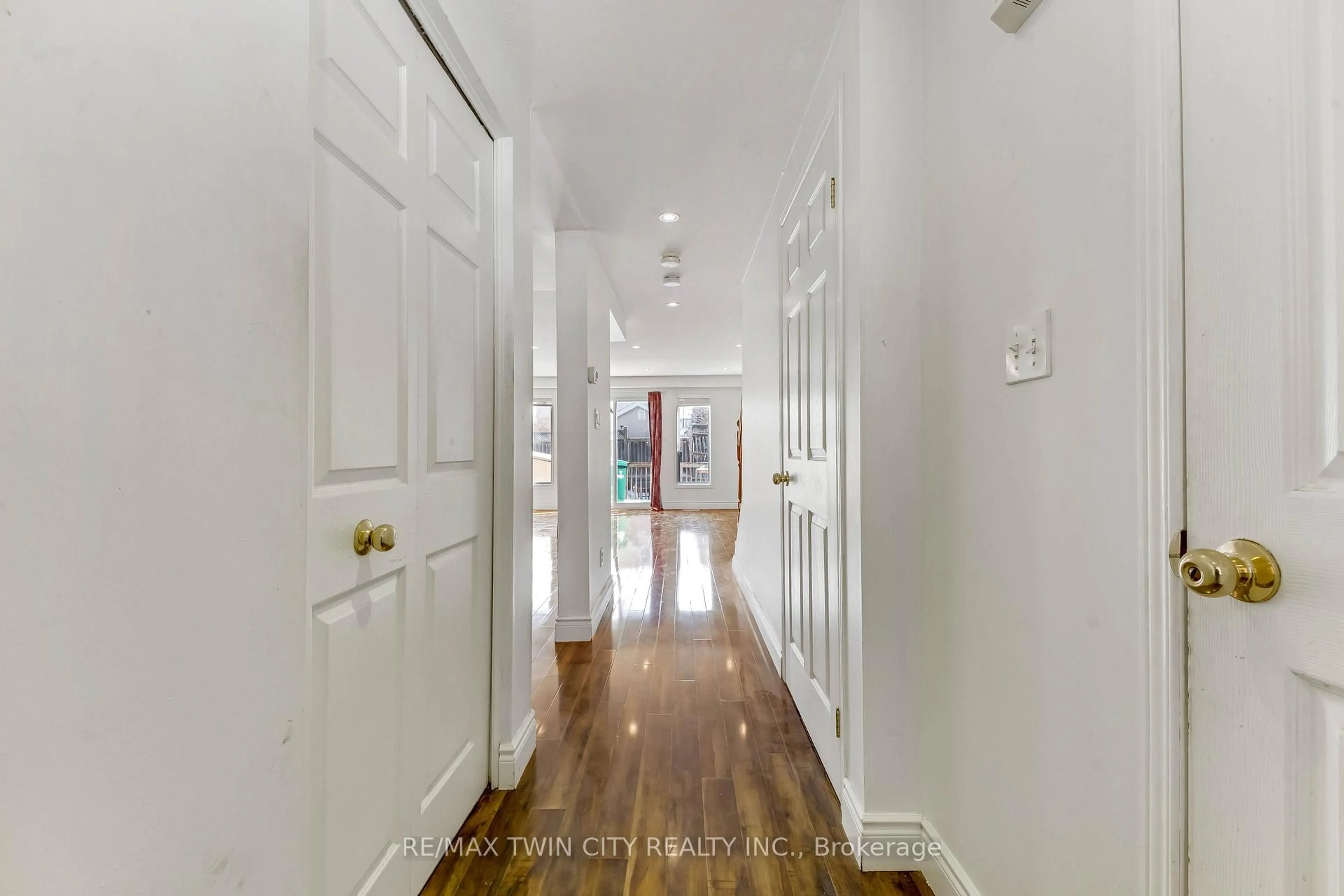 Indoor entryway for 90 Donnenwerth Dr, Kitchener Ontario N2E 4C9