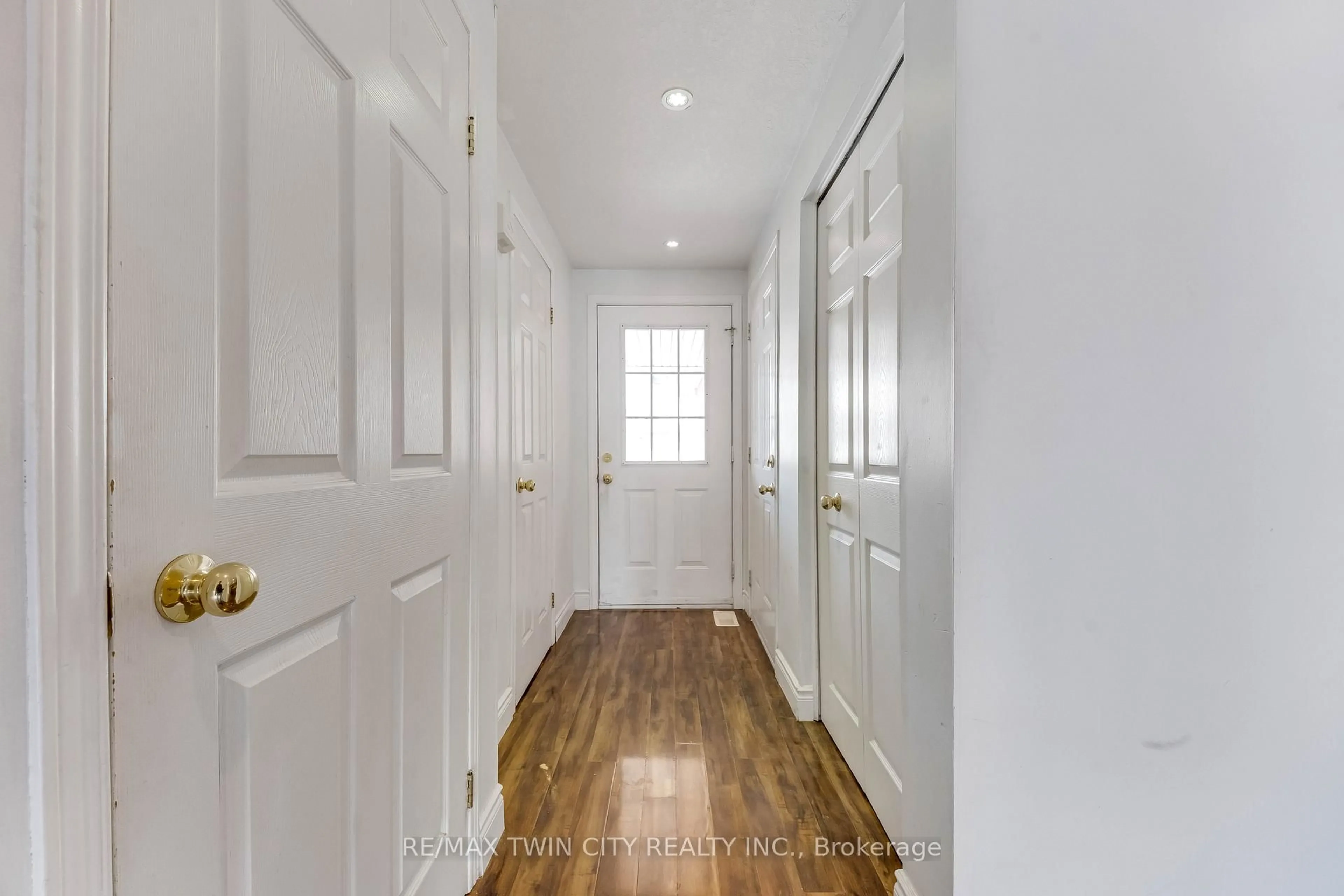 Indoor entryway for 90 Donnenwerth Dr, Kitchener Ontario N2E 4C9