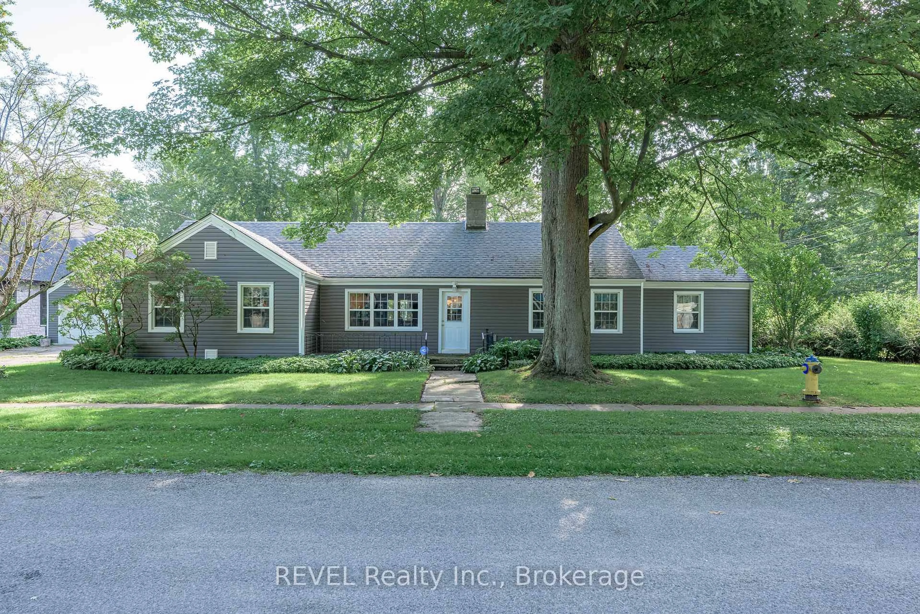 Home with vinyl exterior material, street for 394 Cherryhill Blvd, Fort Erie Ontario L0S 1B0