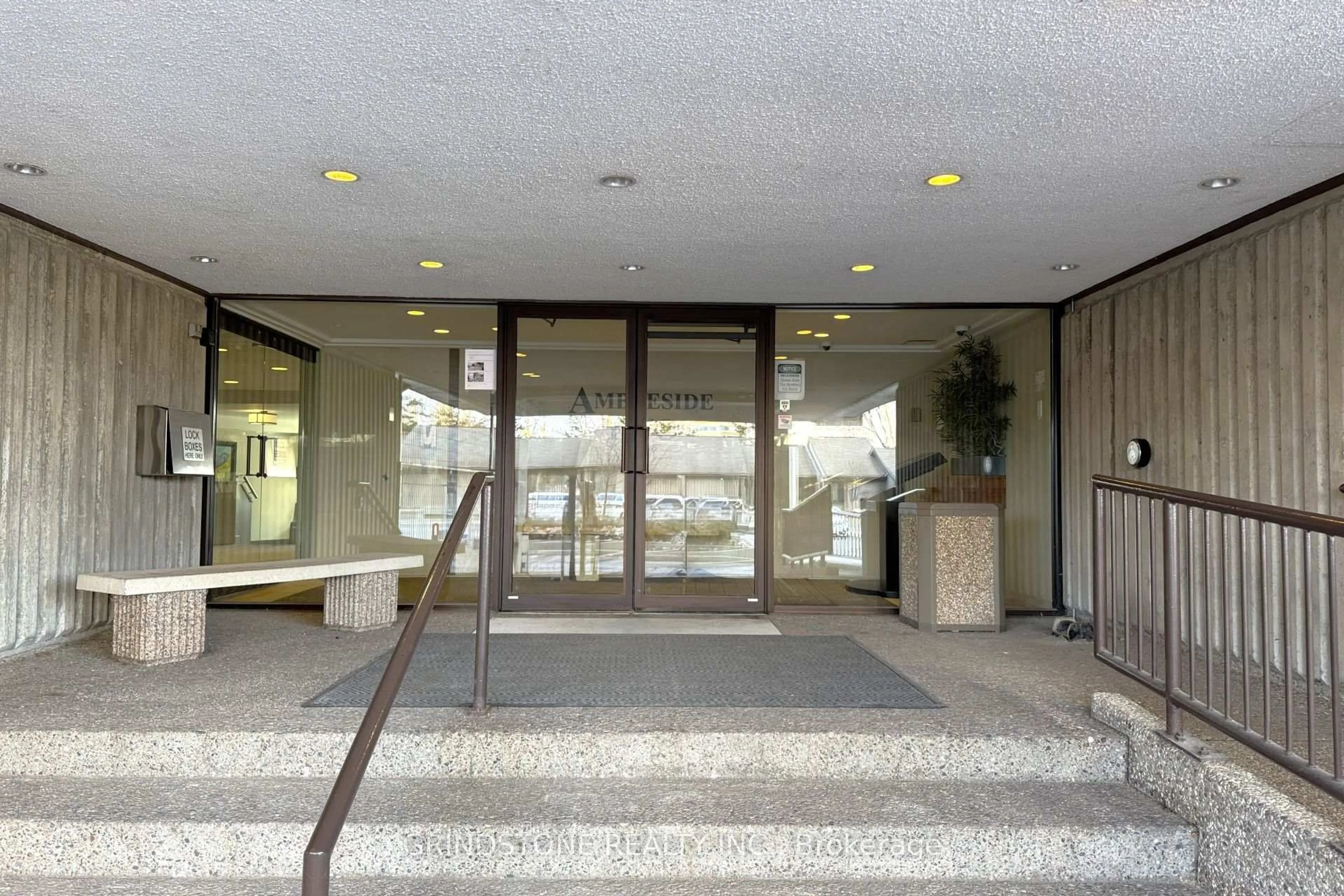Indoor foyer for 1171 Ambleside Dr #408, Ottawa Ontario K2B 8E1