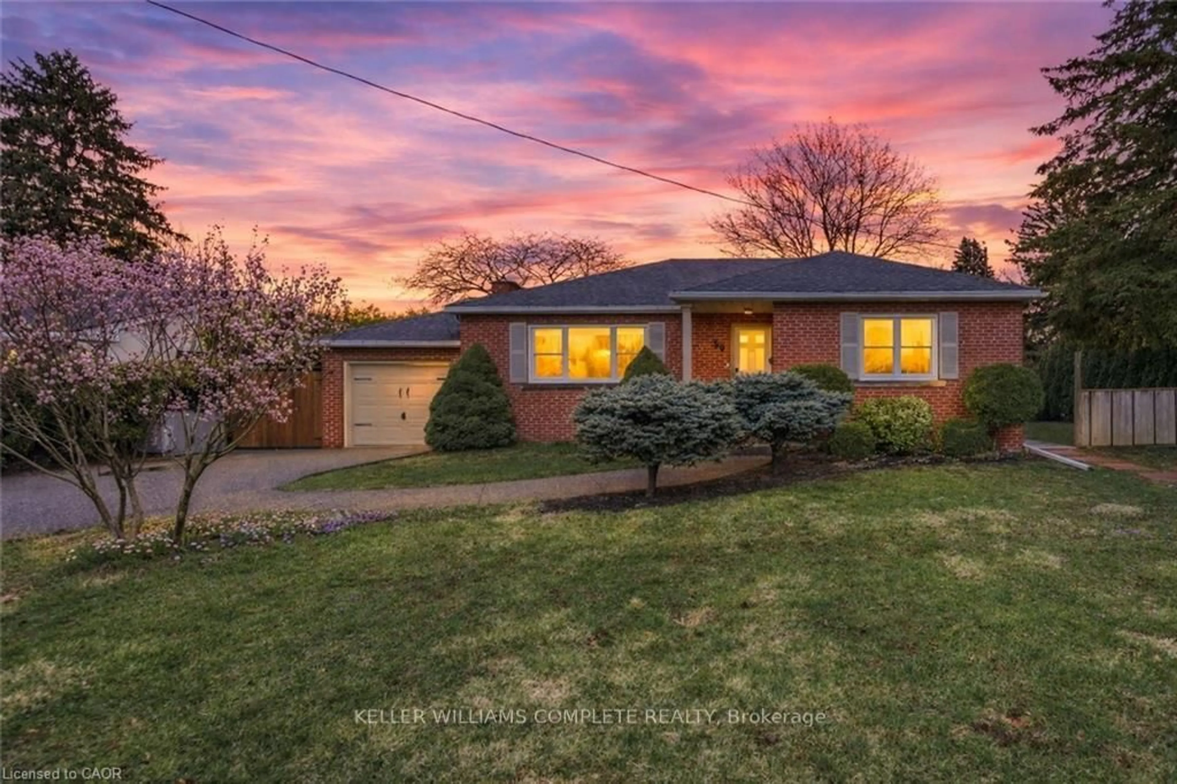 A pic from outside/outdoor area/front of a property/back of a property/a pic from drone, street for 59 Oakley Crt, Hamilton Ontario L9G 1T7