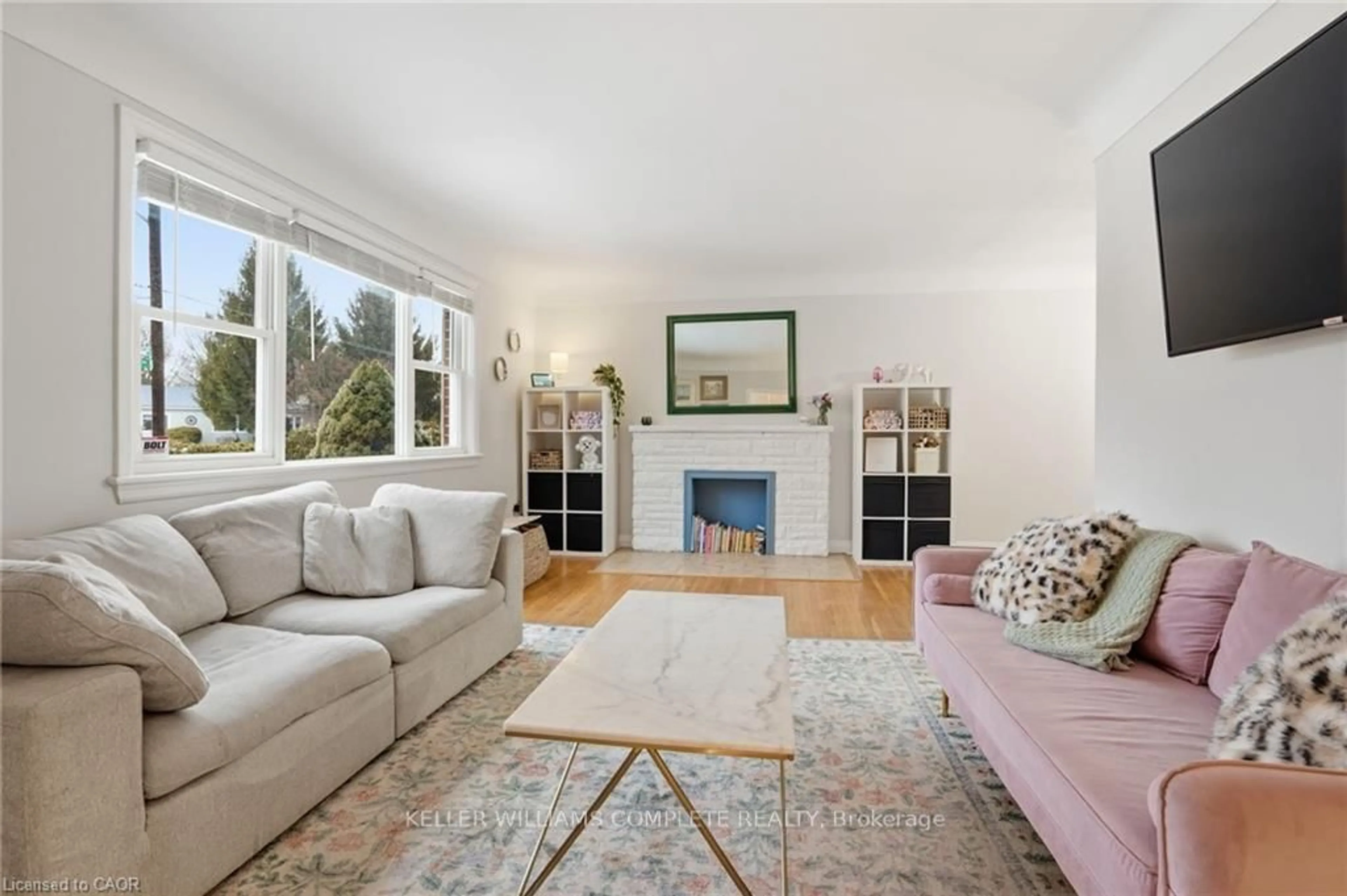 Living room with furniture, unknown for 59 Oakley Crt, Hamilton Ontario L9G 1T7