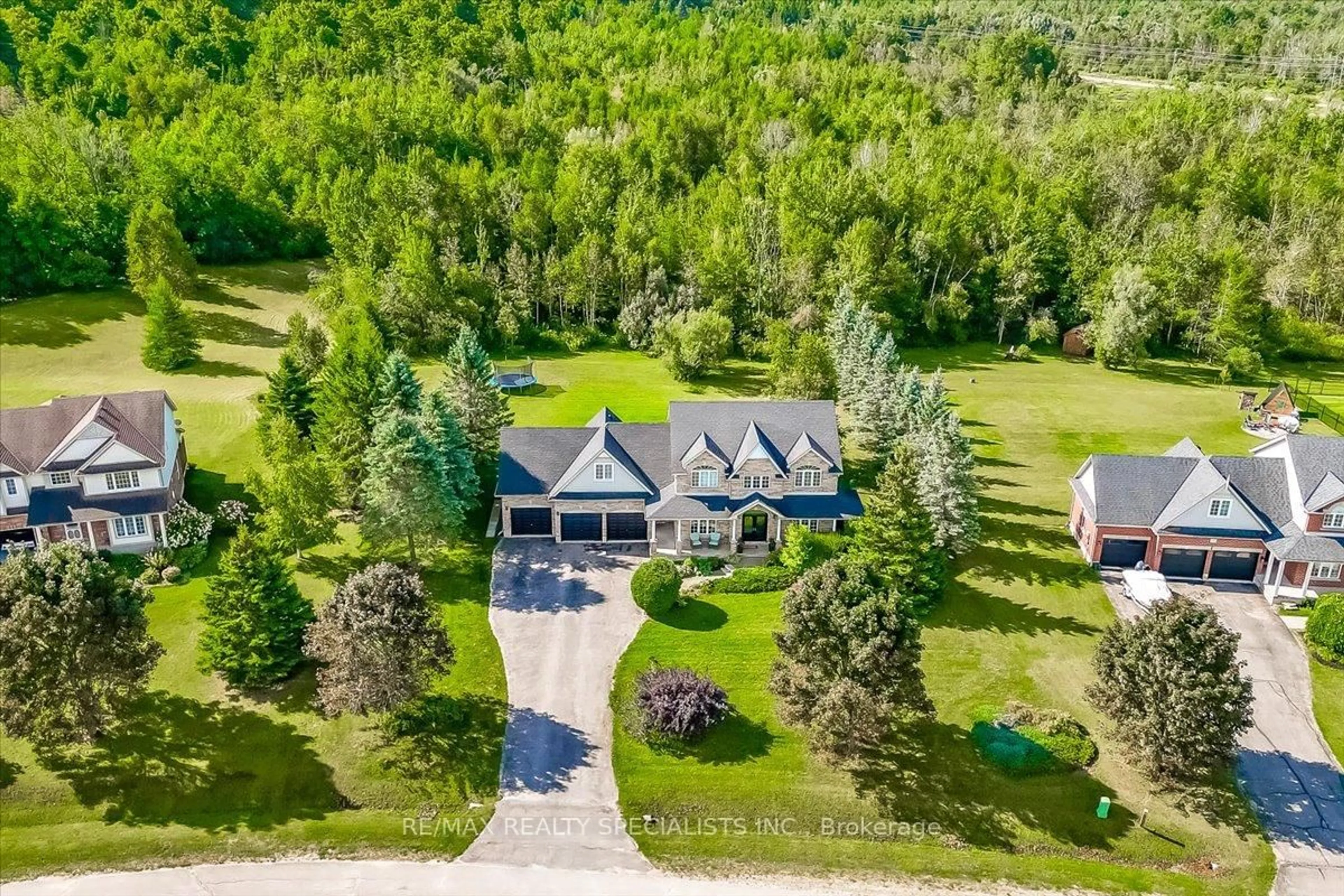A pic from outside/outdoor area/front of a property/back of a property/a pic from drone, unknown for 14 Devonleigh Dr, Amaranth Ontario L0N 1S5