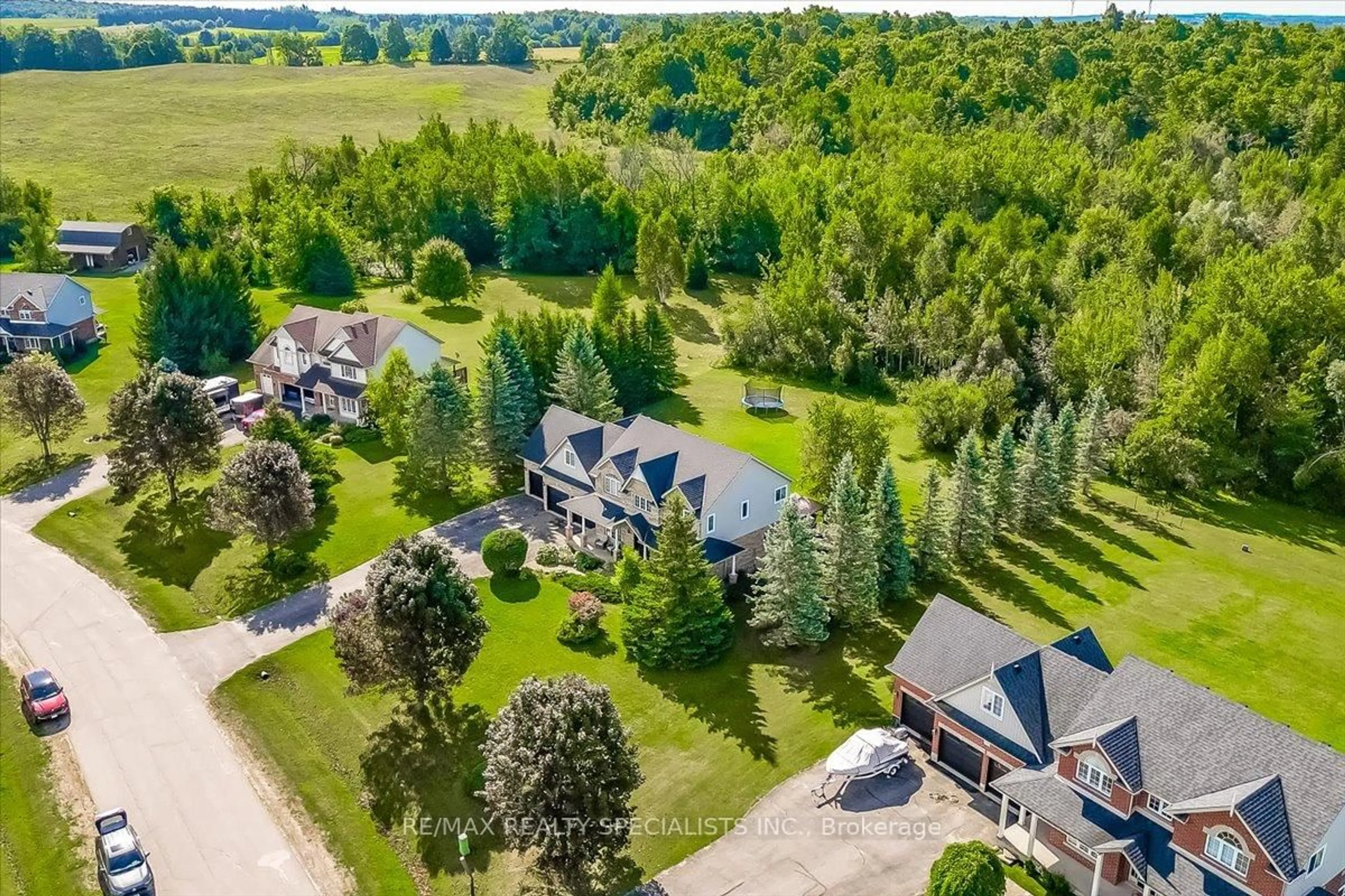 A pic from outside/outdoor area/front of a property/back of a property/a pic from drone, unknown for 14 Devonleigh Dr, Amaranth Ontario L0N 1S5