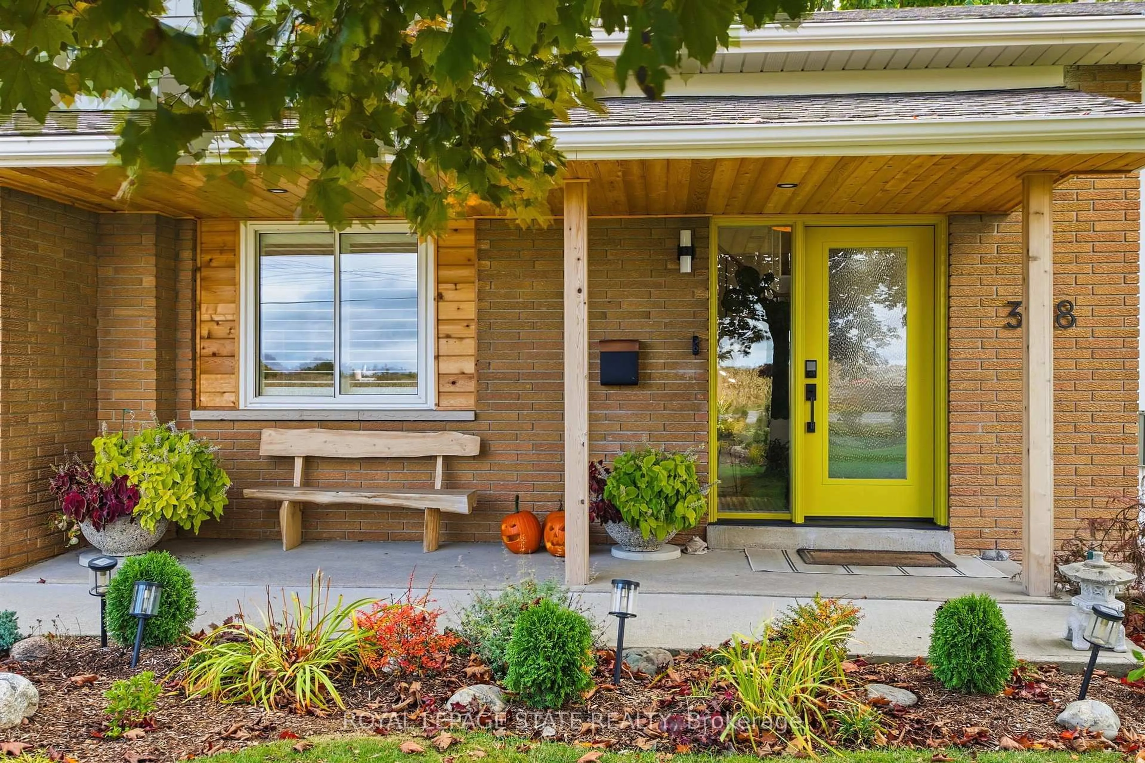 Indoor entryway for 348 Sydenham Rd, Hamilton Ontario L9H 5E2