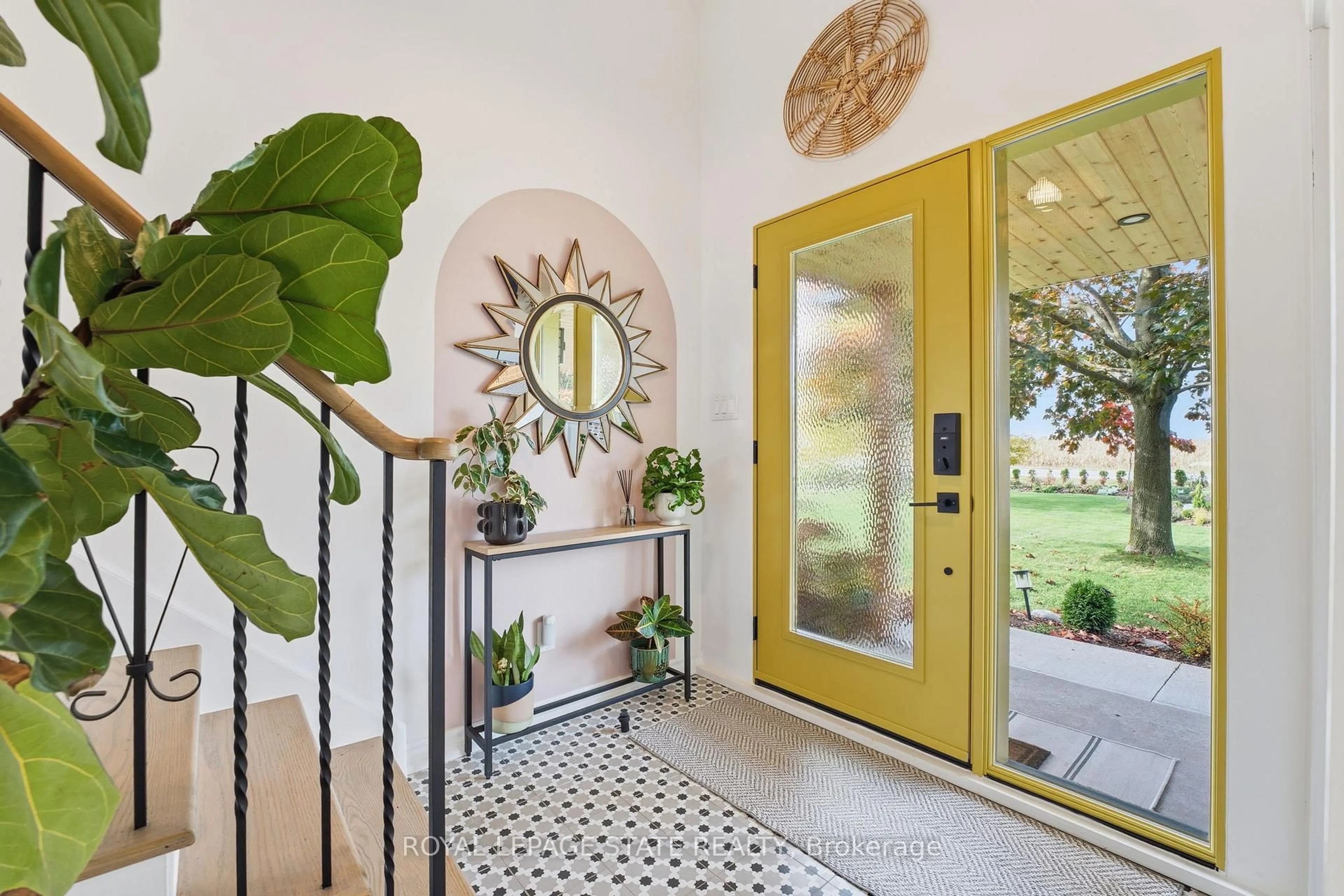 Indoor entryway for 348 Sydenham Rd, Hamilton Ontario L9H 5E2