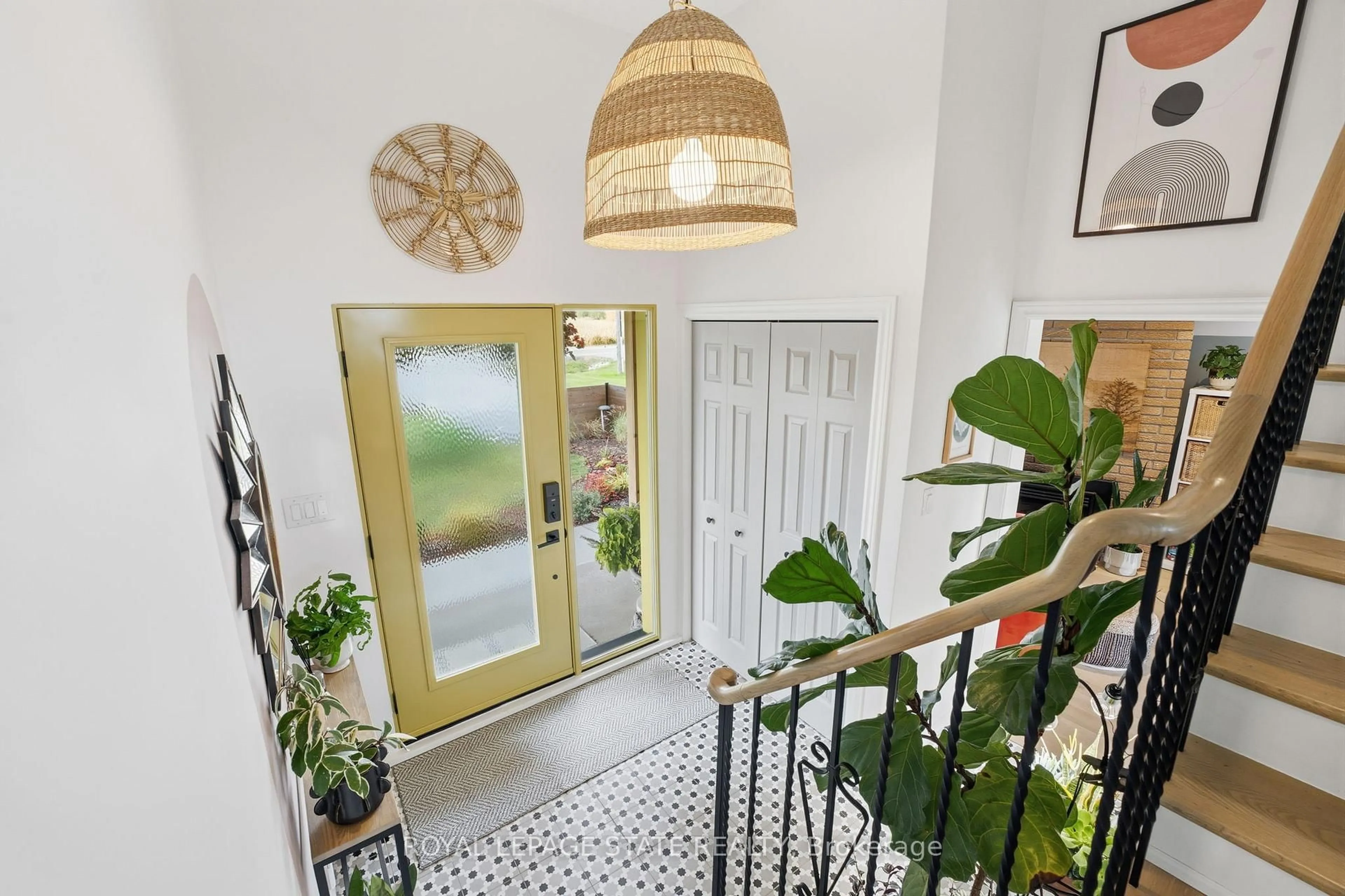 Indoor foyer for 348 Sydenham Rd, Hamilton Ontario L9H 5E2