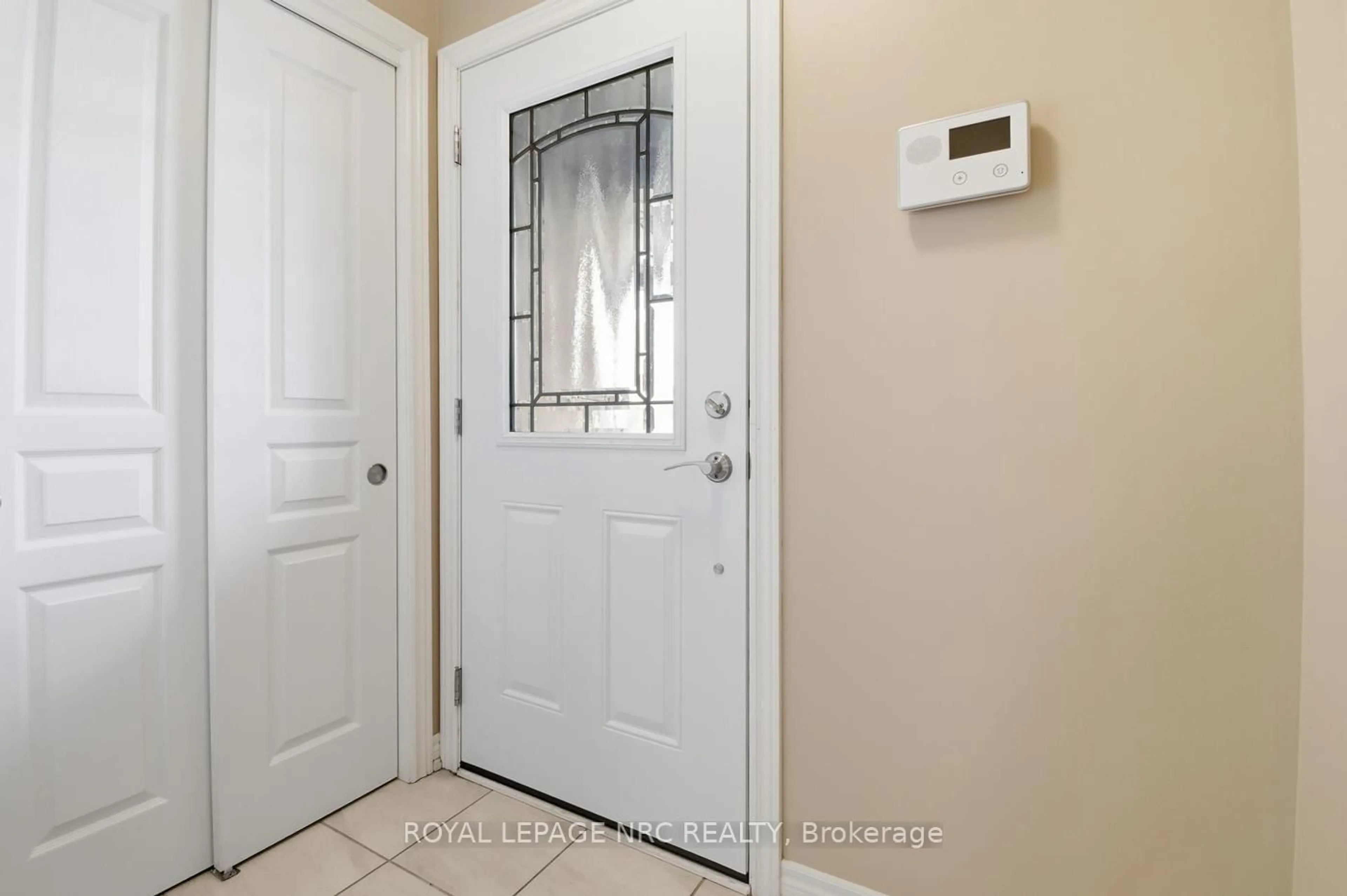 Indoor entryway for 323 Silverwood Ave, Welland Ontario L3C 0C5