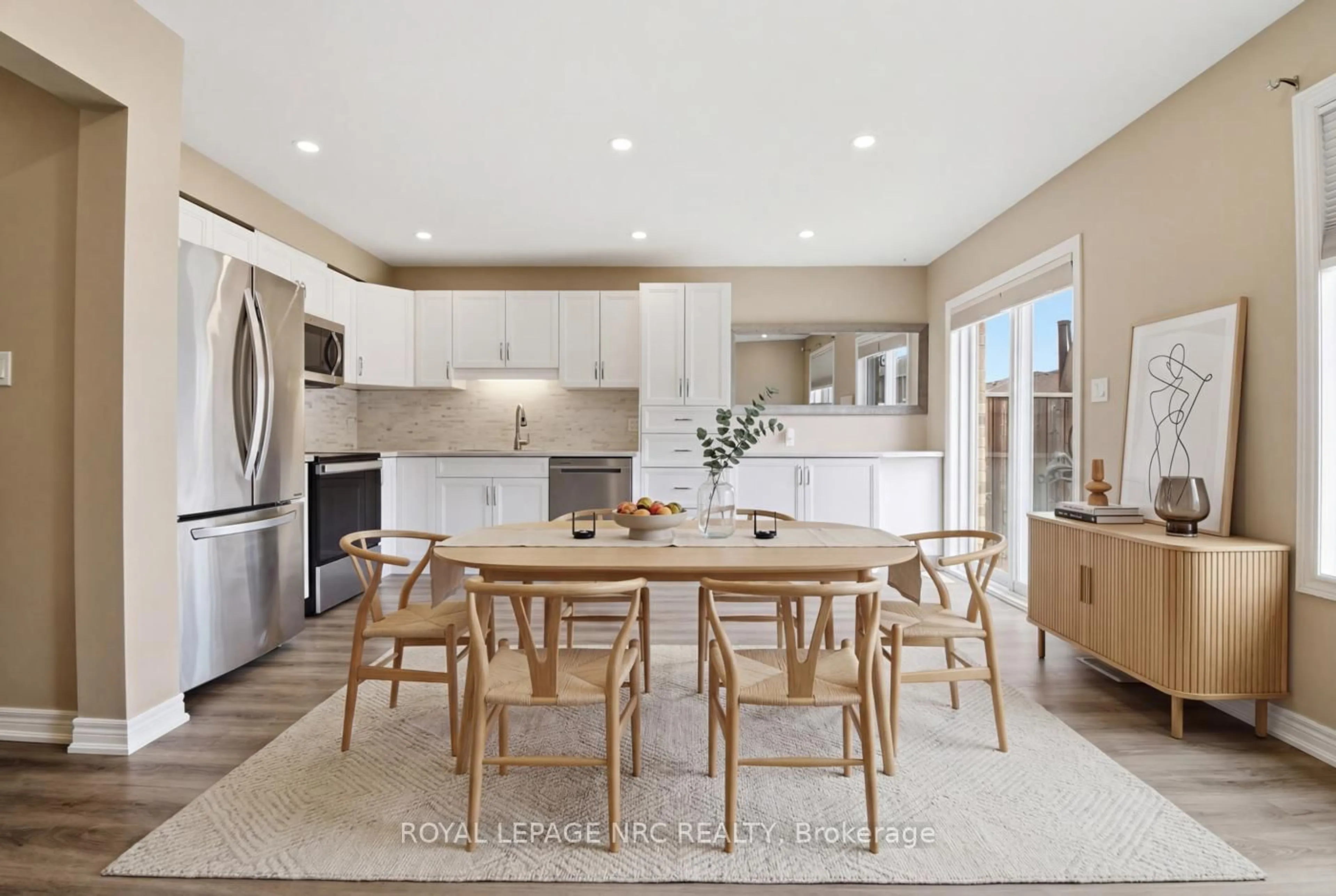 Open concept kitchen, ceramic/tile floor for 323 Silverwood Ave, Welland Ontario L3C 0C5