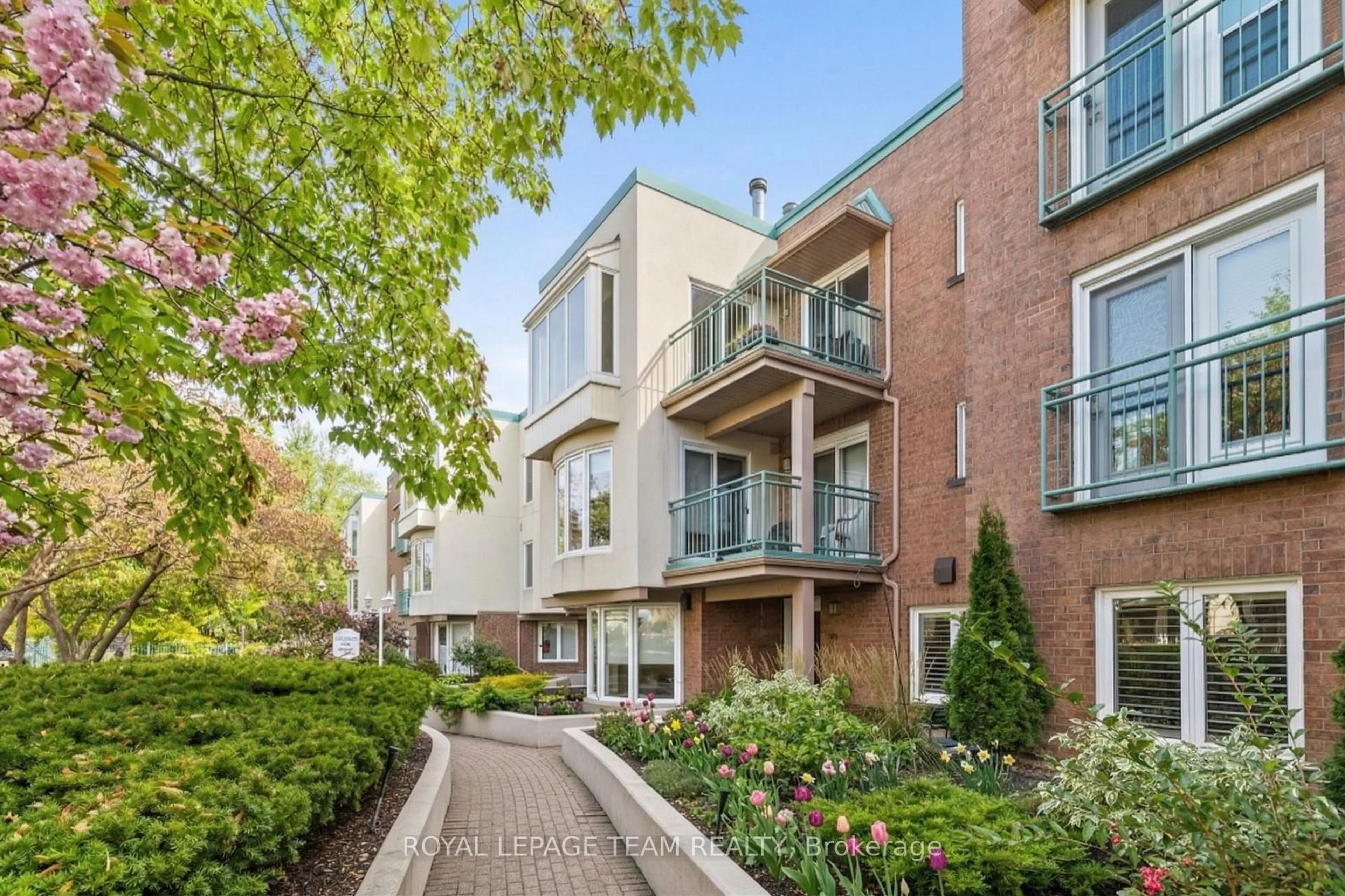 Patio, street for 1 Columbus Ave #202D, Ottawa Ontario K1K 4L1
