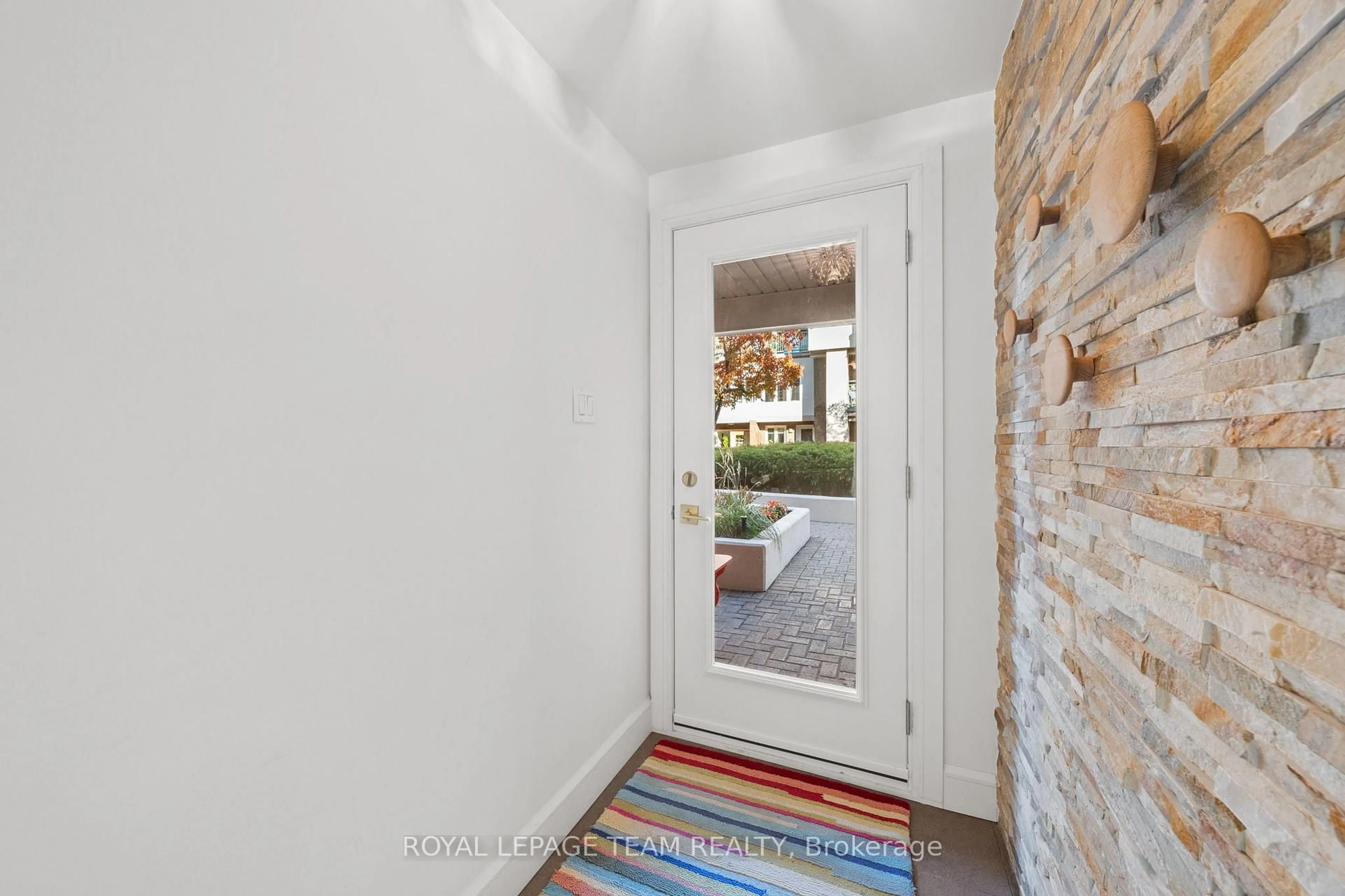Indoor entryway for 1 Columbus Ave #202D, Ottawa Ontario K1K 4L1