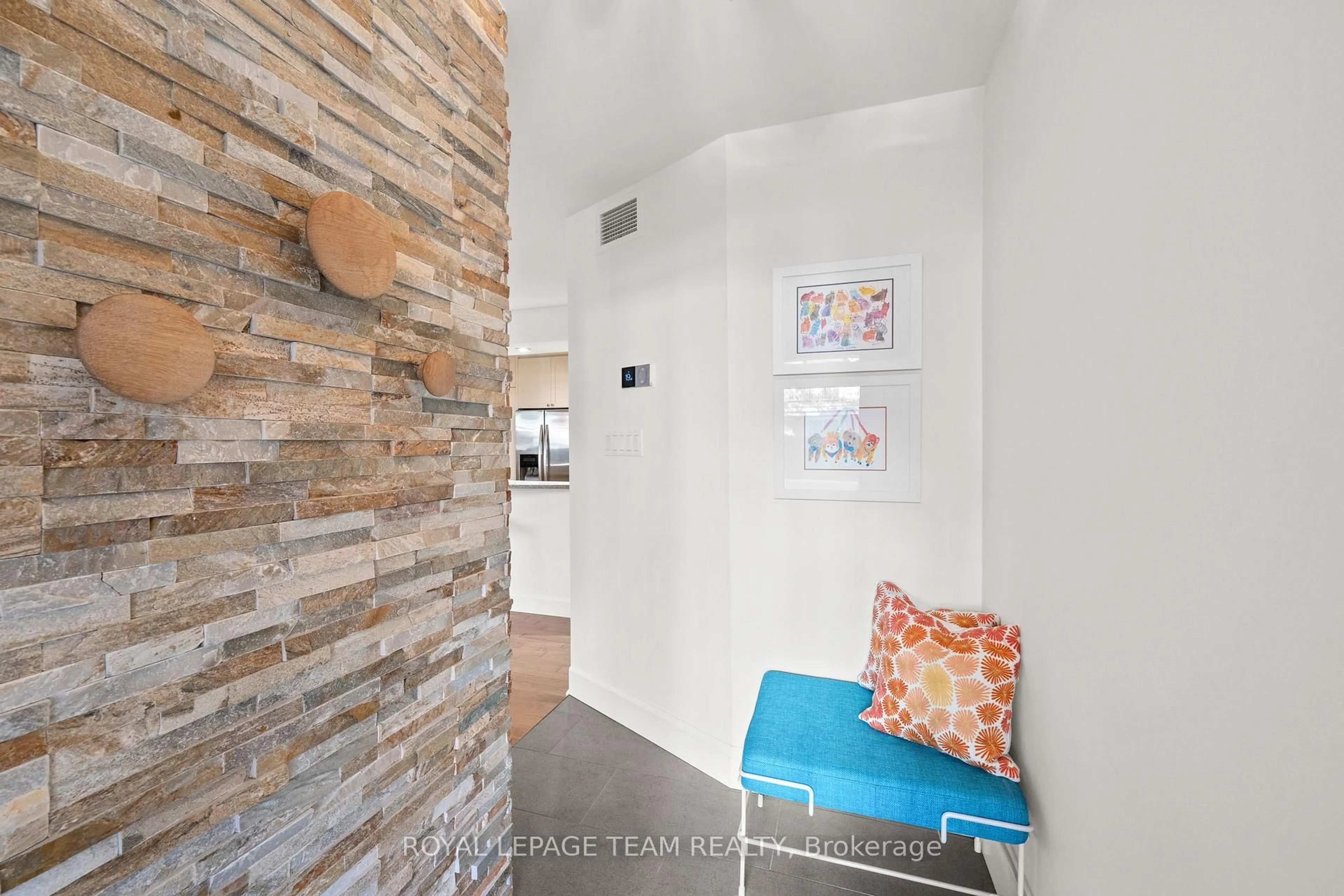 Indoor entryway for 1 Columbus Ave #202D, Ottawa Ontario K1K 4L1