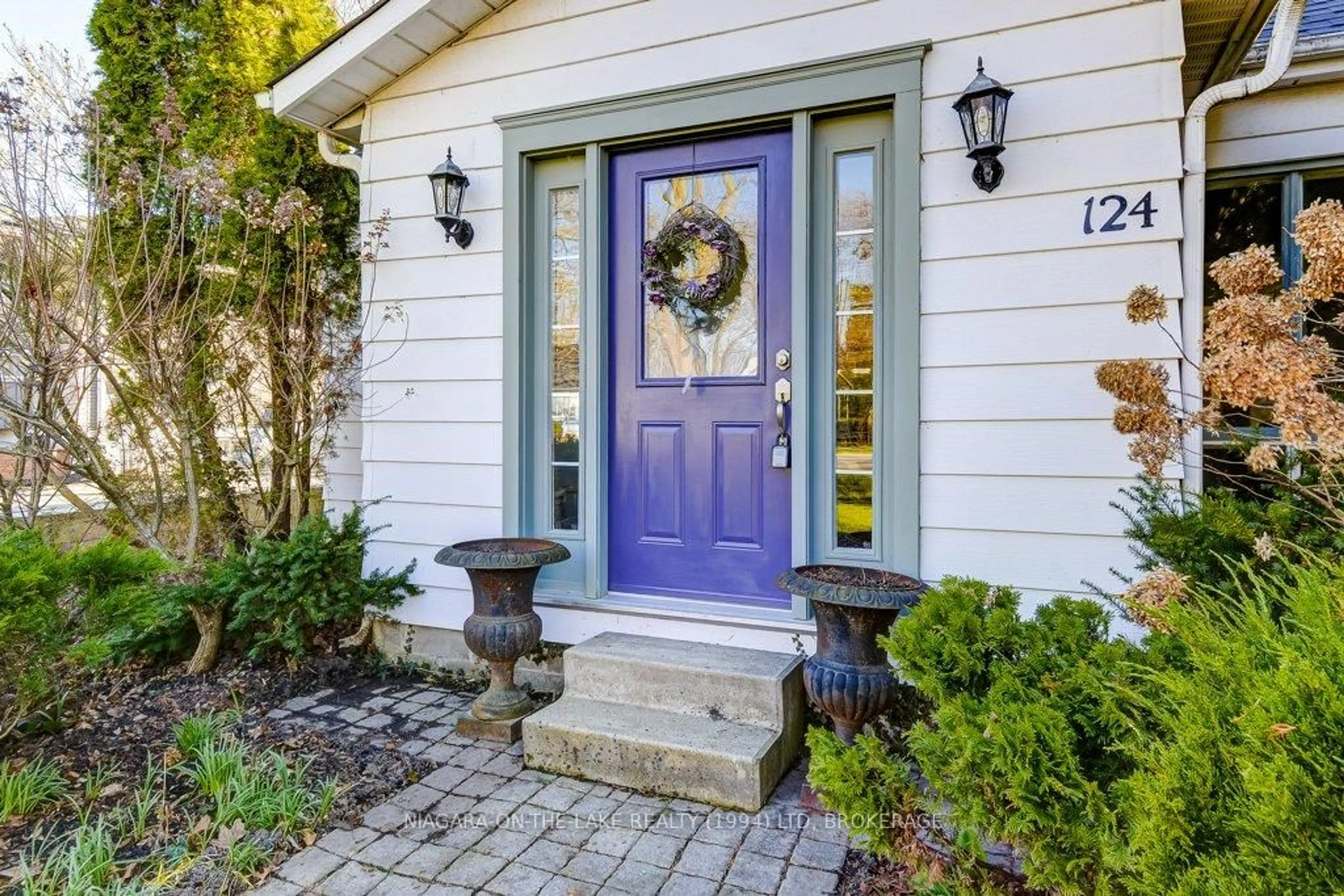 Indoor entryway for 124 Mary St, Niagara-on-the-Lake Ontario L0S 1J0