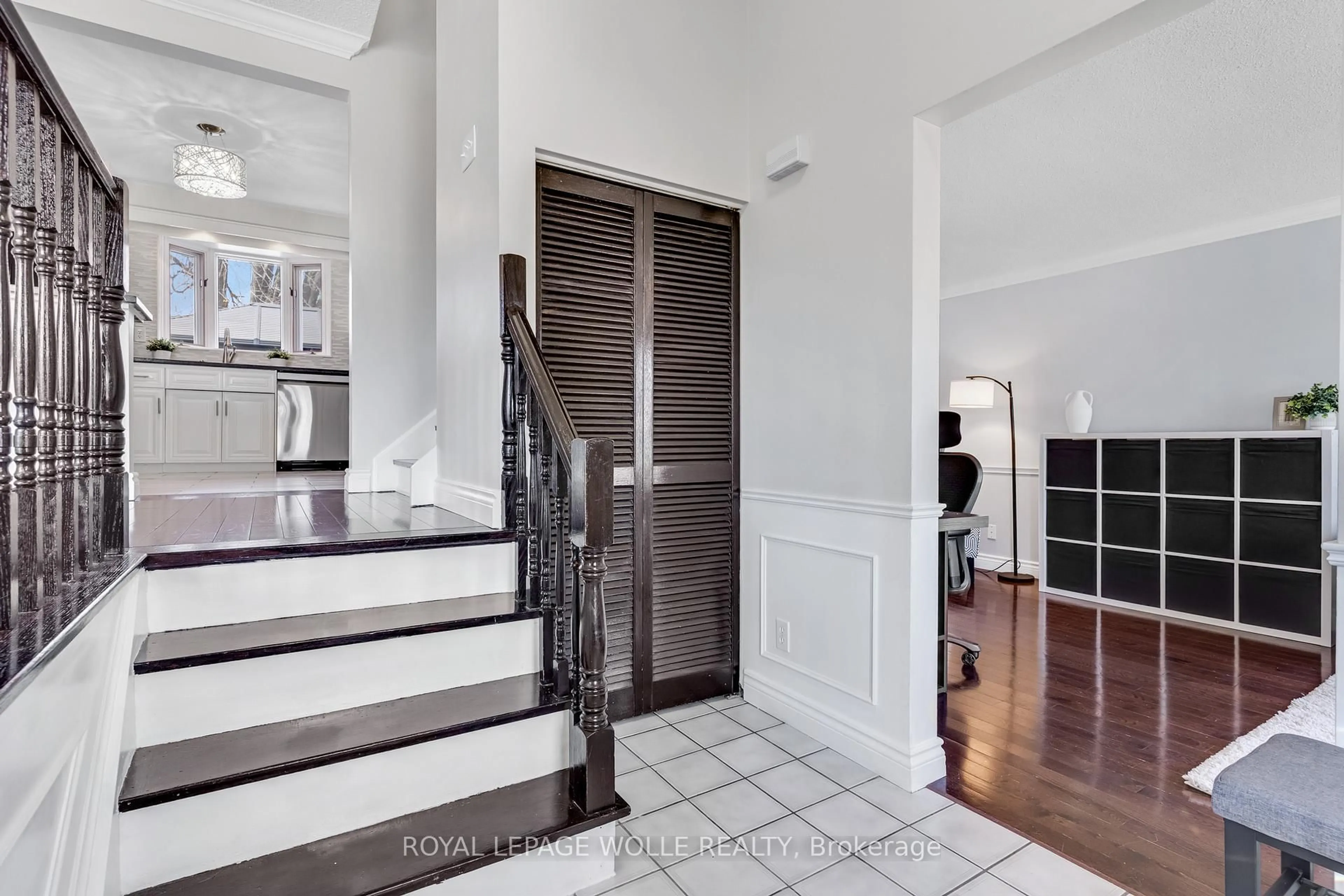 Indoor entryway for 86 McGarry Dr, Kitchener Ontario N2N 1A4