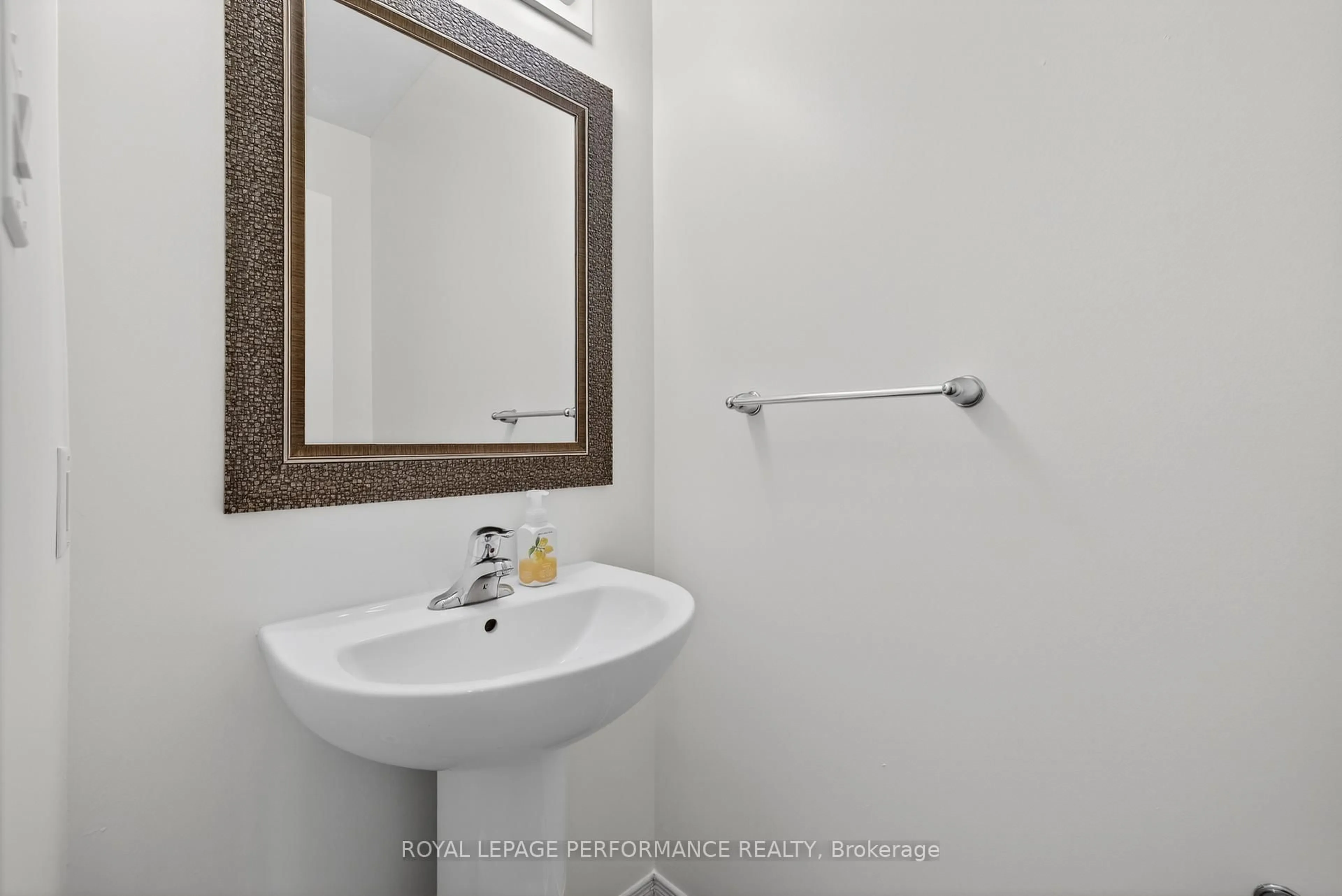 Standard bathroom, ceramic/tile floor for 345 Nonius St, Ottawa Ontario K2V 0E1