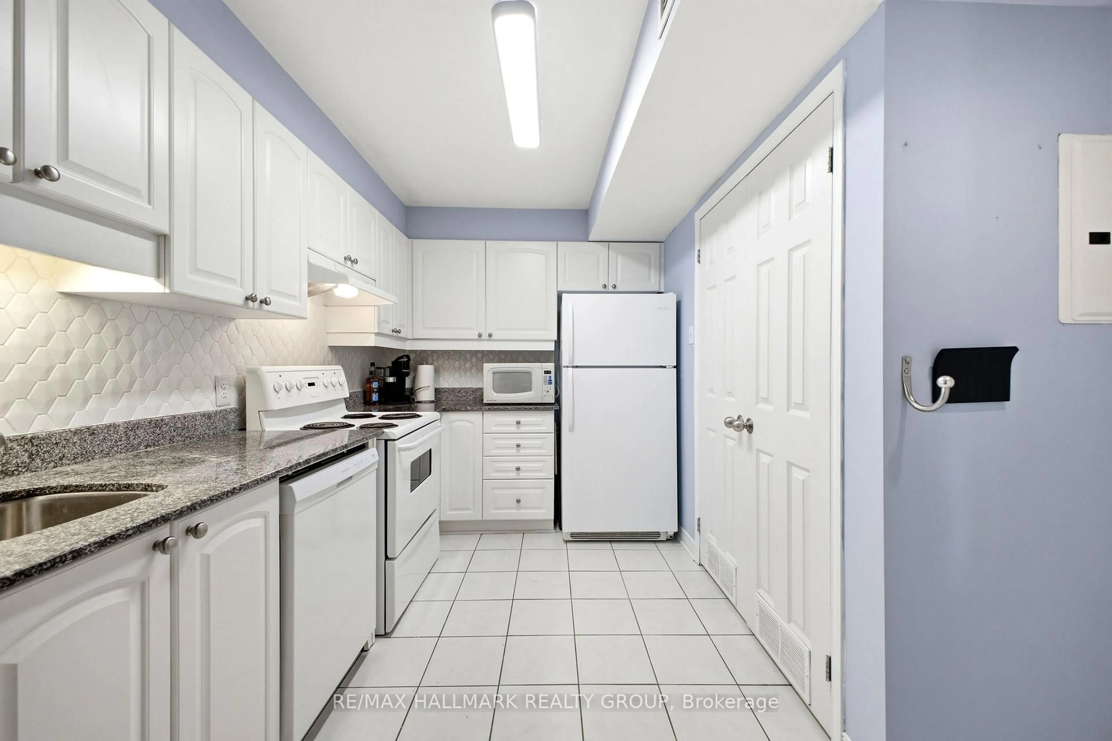 Standard kitchen, ceramic/tile floor for 429 Somerset St #PH13, Ottawa Ontario K2P 2P5