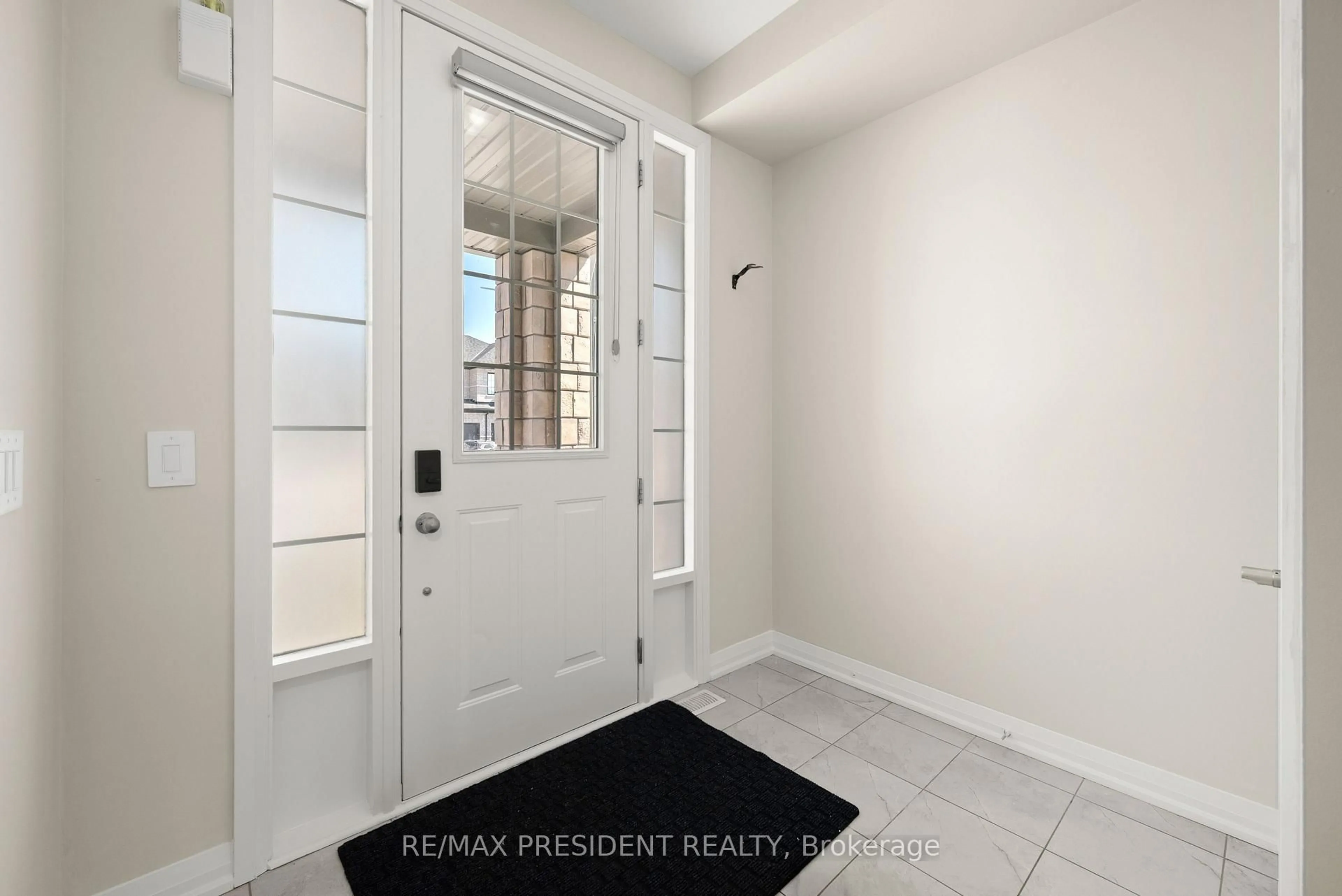 Indoor entryway for 100 Corley St, Kawartha Lakes Ontario K9V 6C2