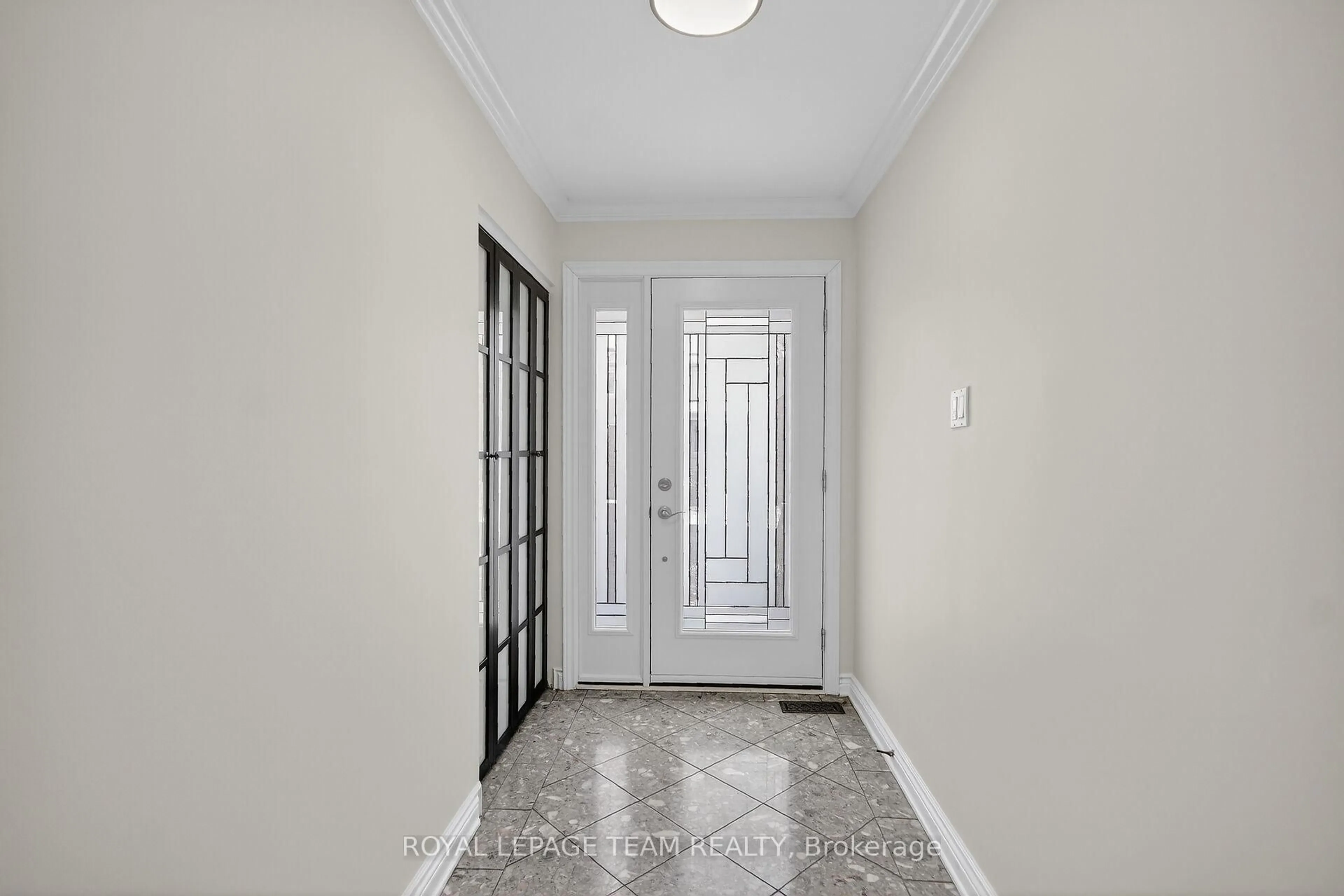 Indoor entryway for 1264 Notting Hill Ave, Ottawa Ontario K1V 6T4