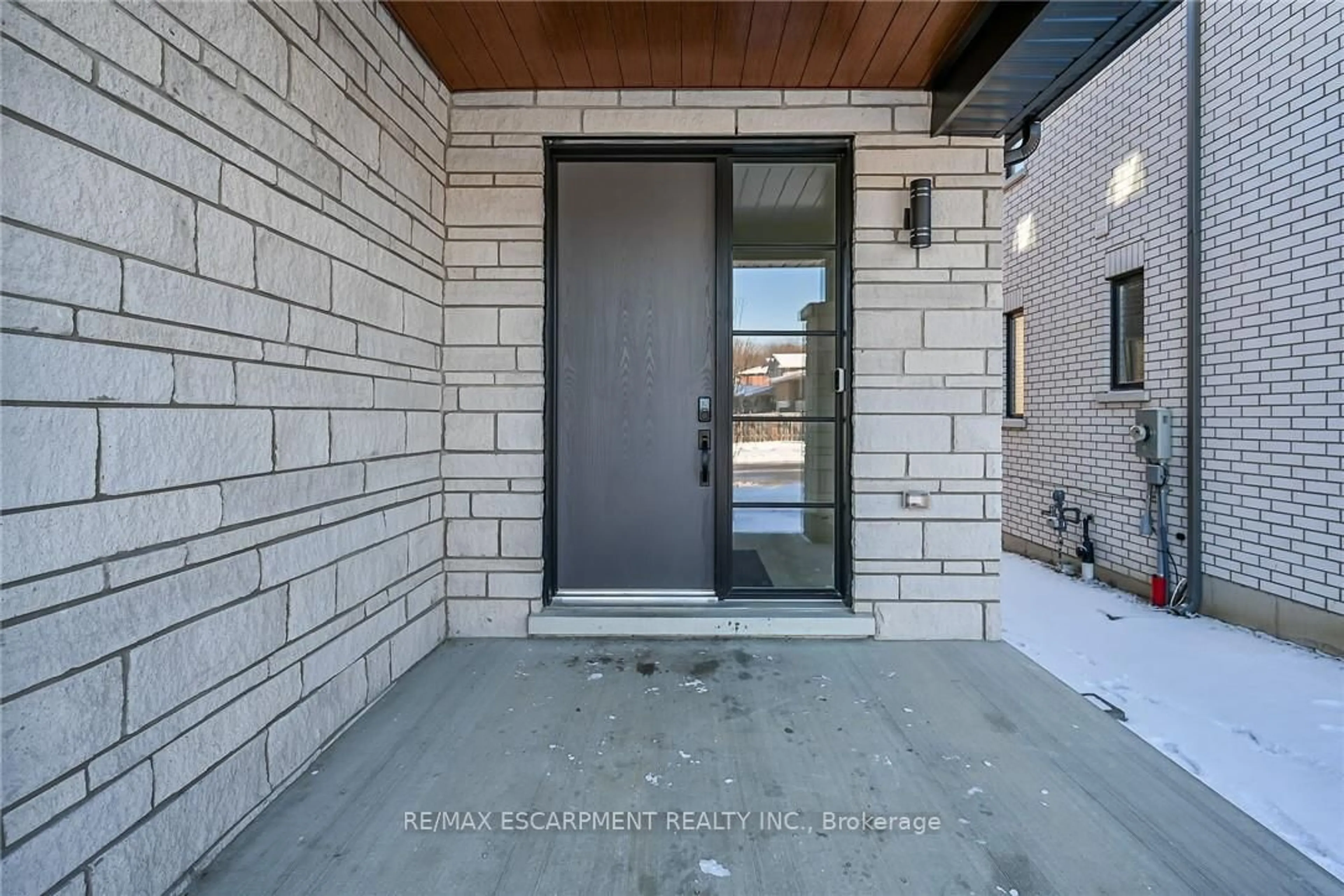 Indoor entryway for 29 Kingfisher Dr, Hamilton Ontario L9A 5A4