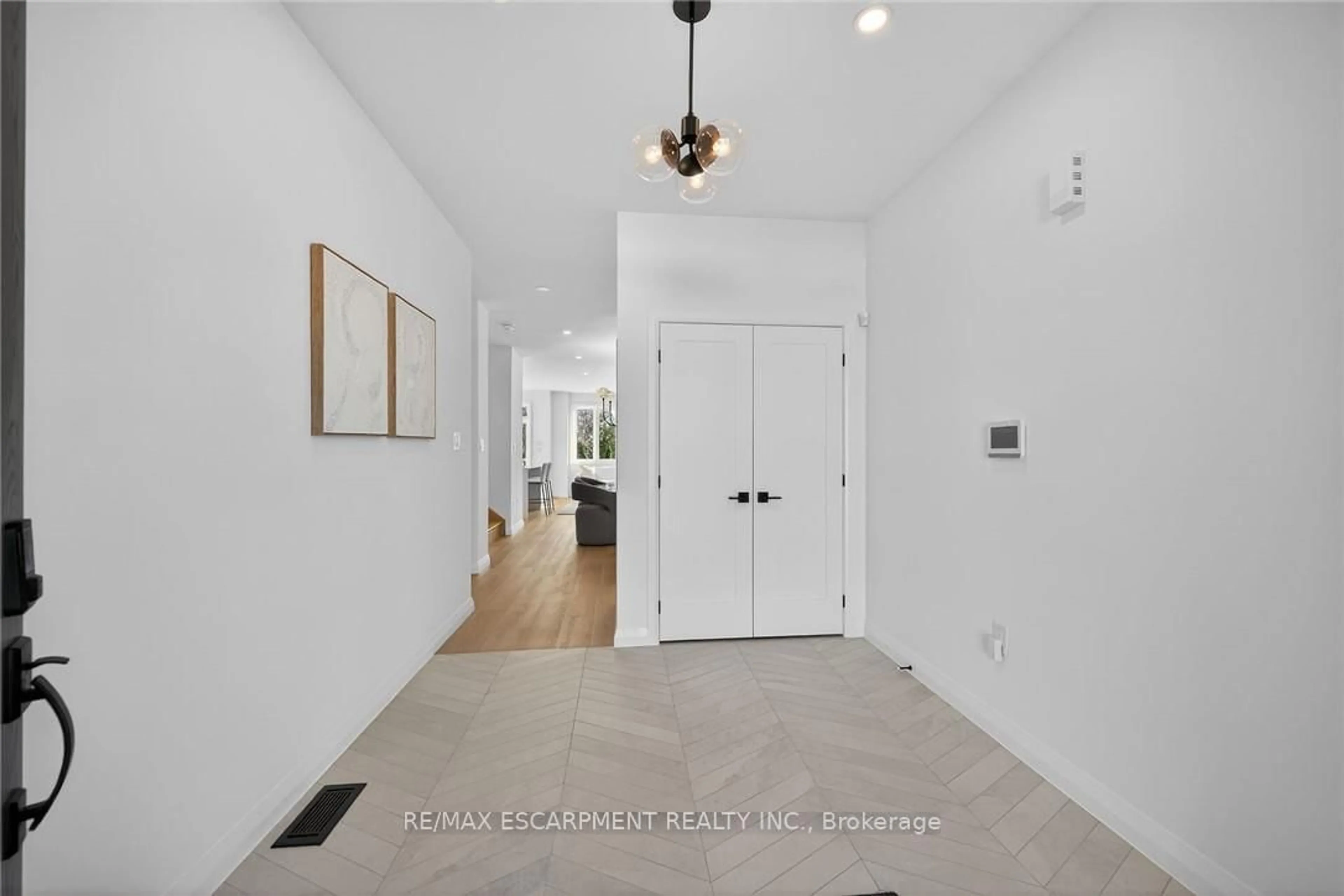 Indoor entryway for 29 Kingfisher Dr, Hamilton Ontario L9A 5A4