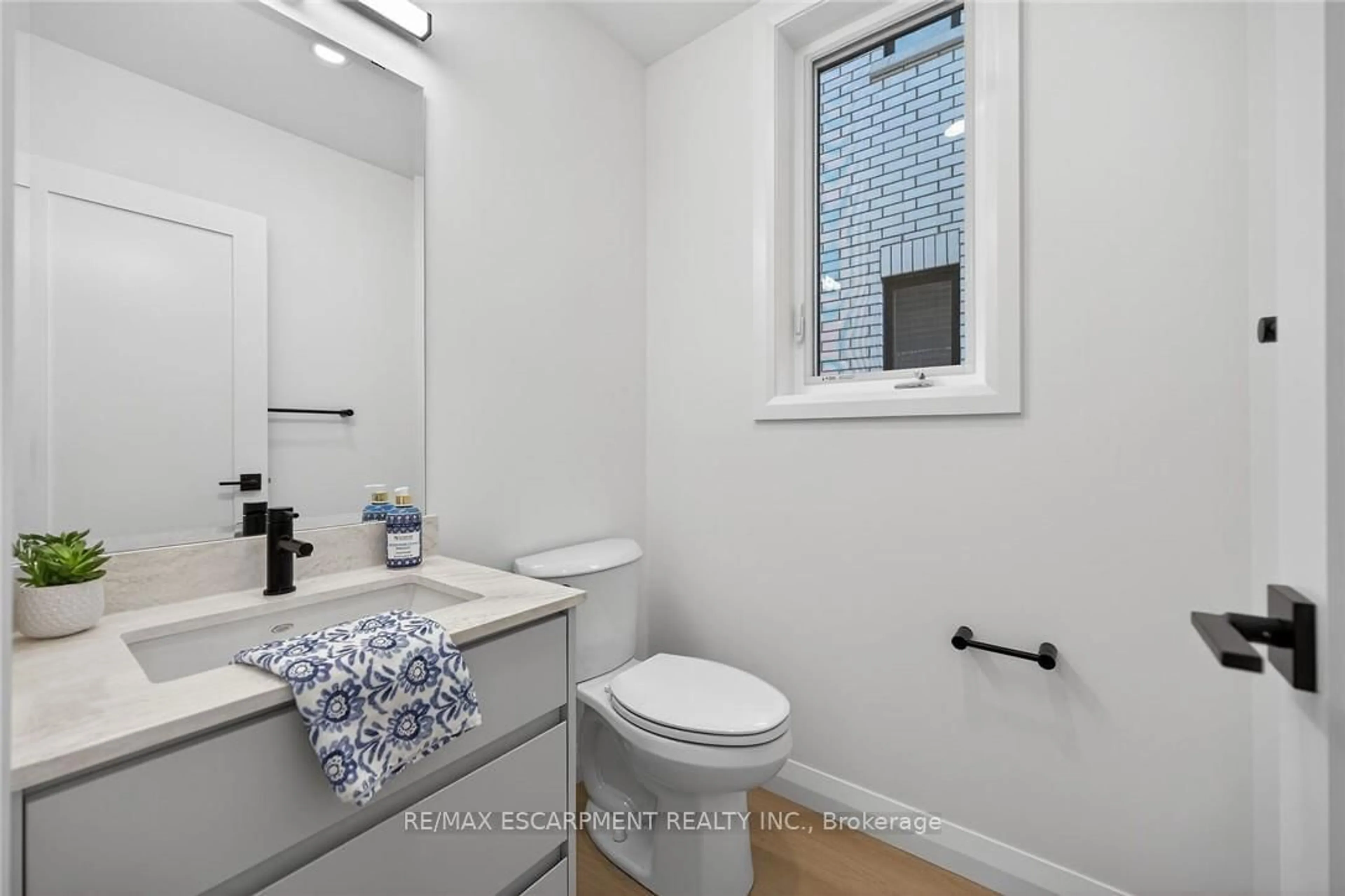 Standard bathroom, ceramic/tile floor for 29 Kingfisher Dr, Hamilton Ontario L9A 5A4