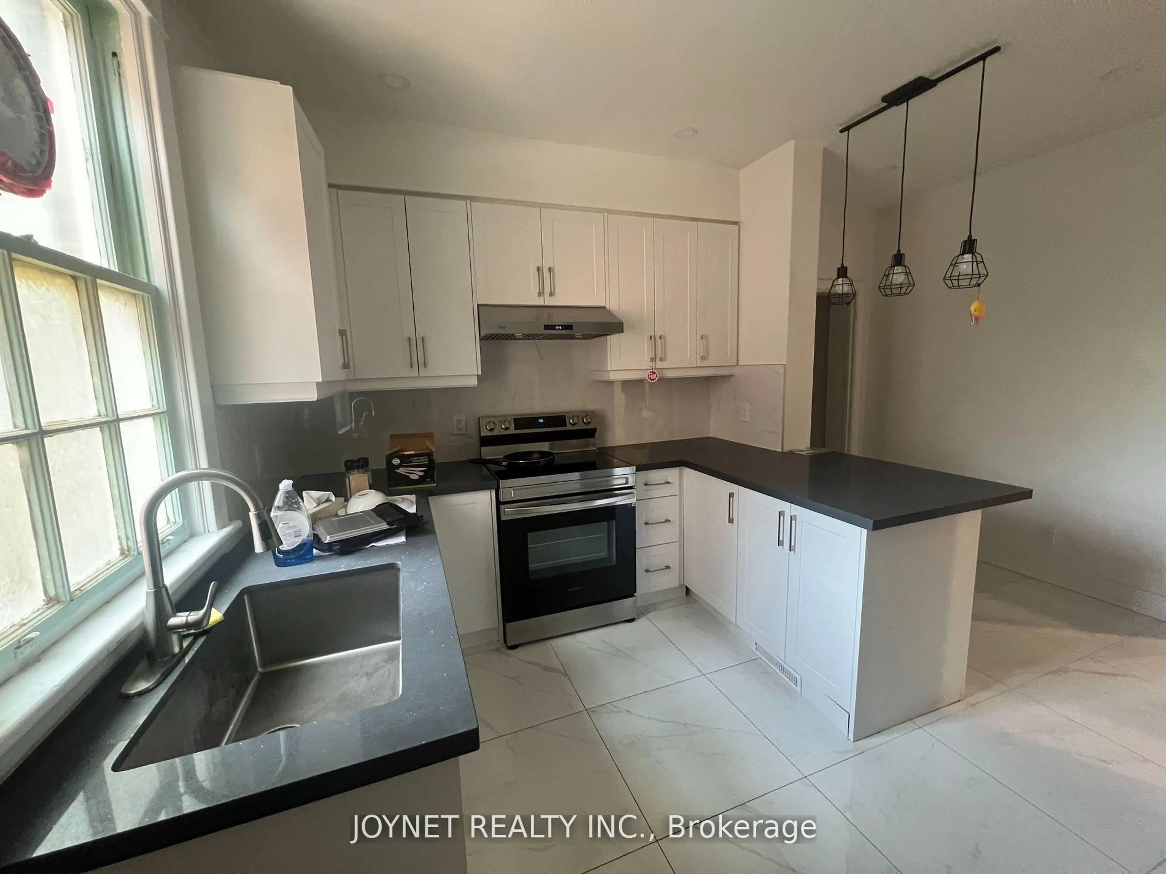 Standard kitchen, unknown for 78 North Oval, Hamilton Ontario L8S 3Y8