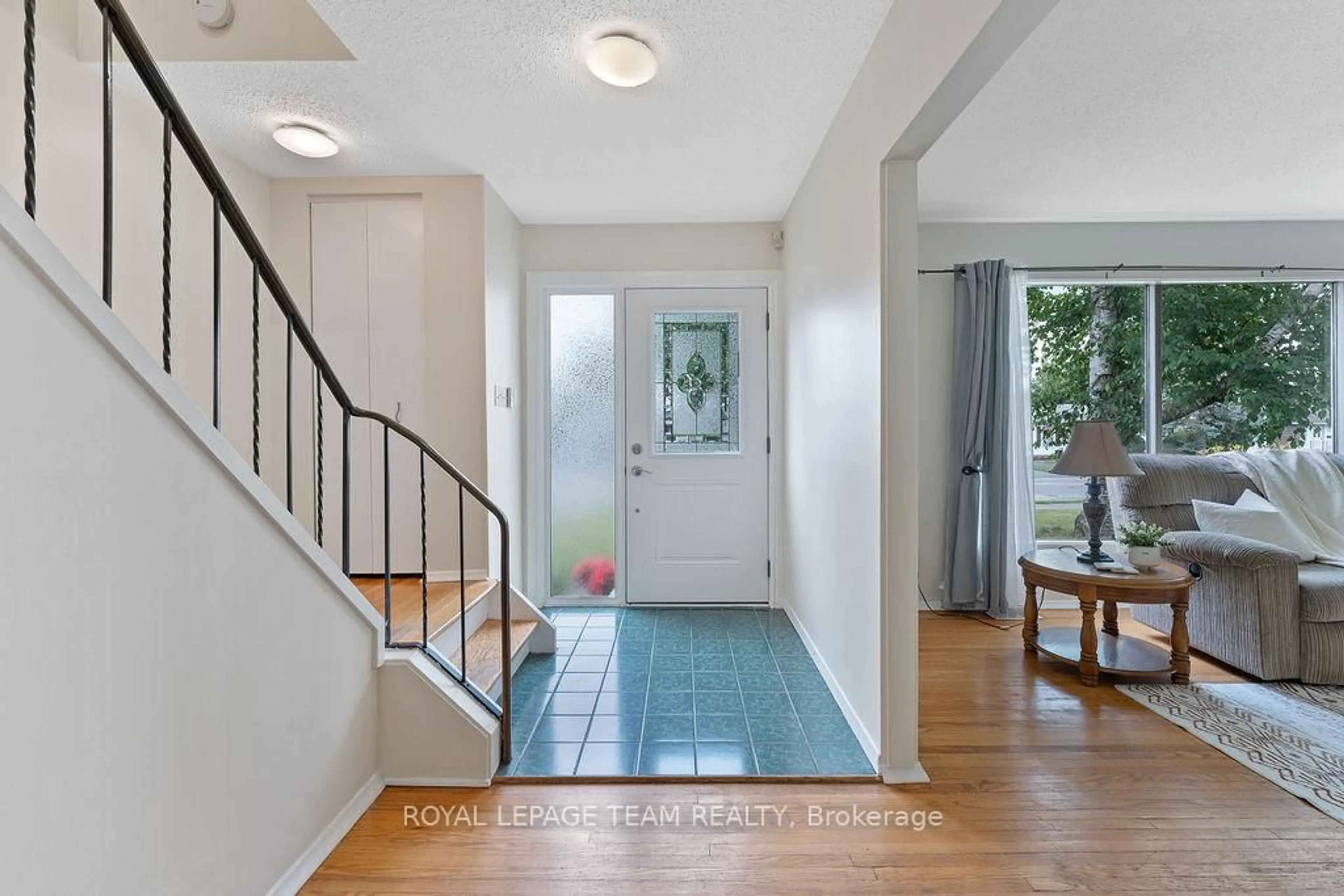 Indoor entryway for 123 Abbeyhill Dr, Kanata Ontario K2L 1H4