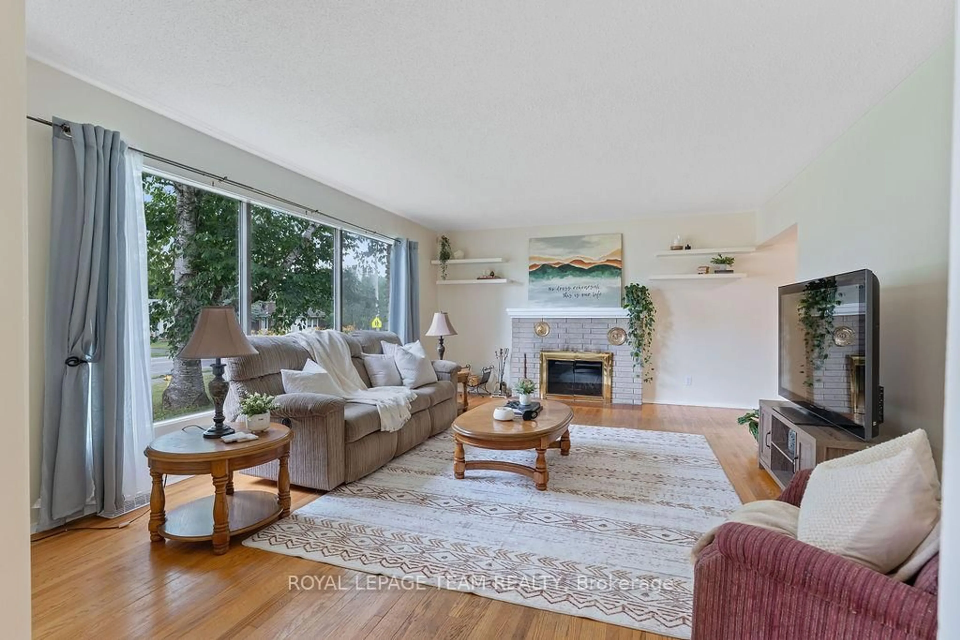 Living room with furniture, unknown for 123 Abbeyhill Dr, Kanata Ontario K2L 1H4