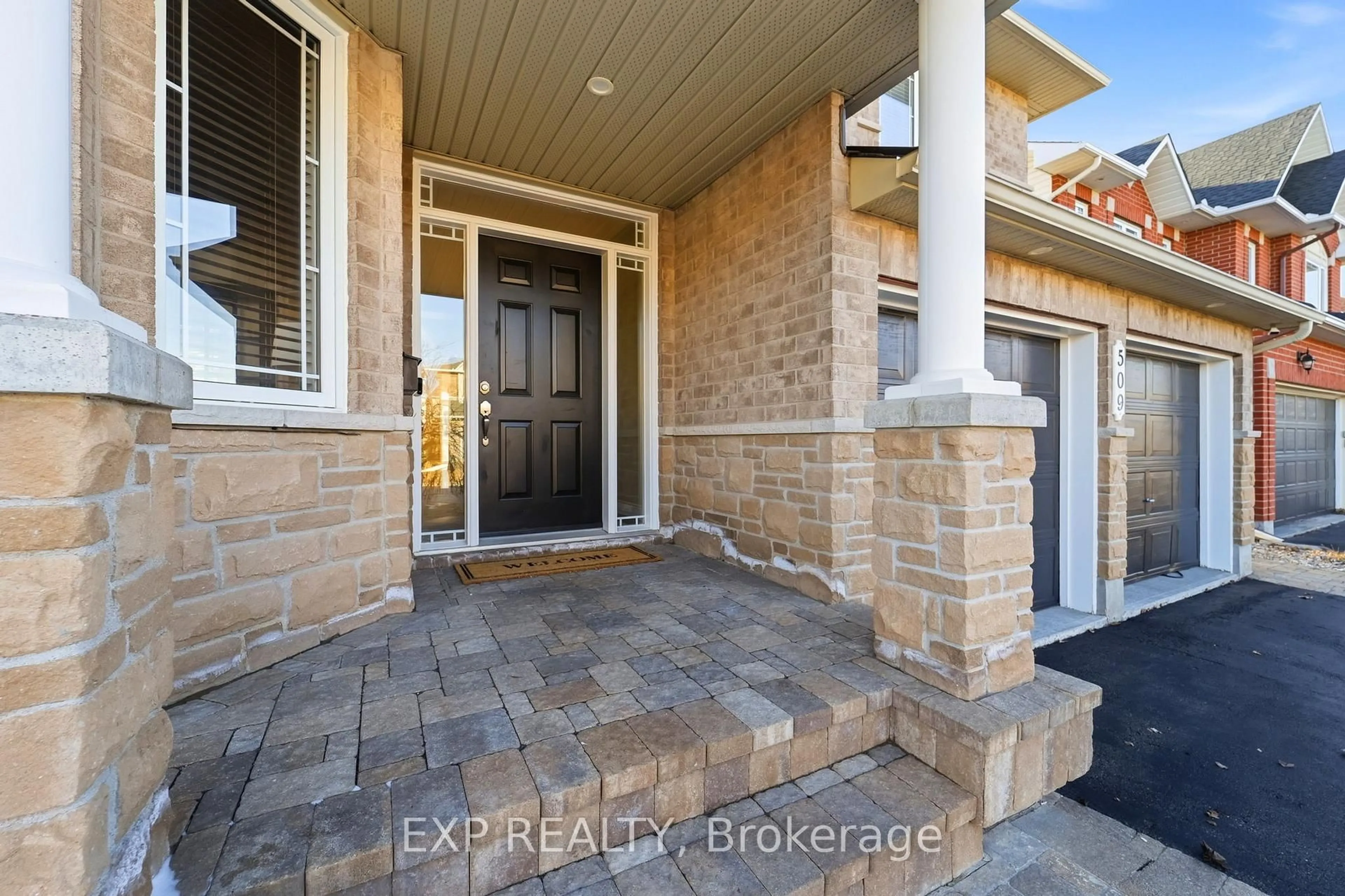 Indoor entryway for 509 Clarington Ave, Ottawa Ontario K4A 0A3