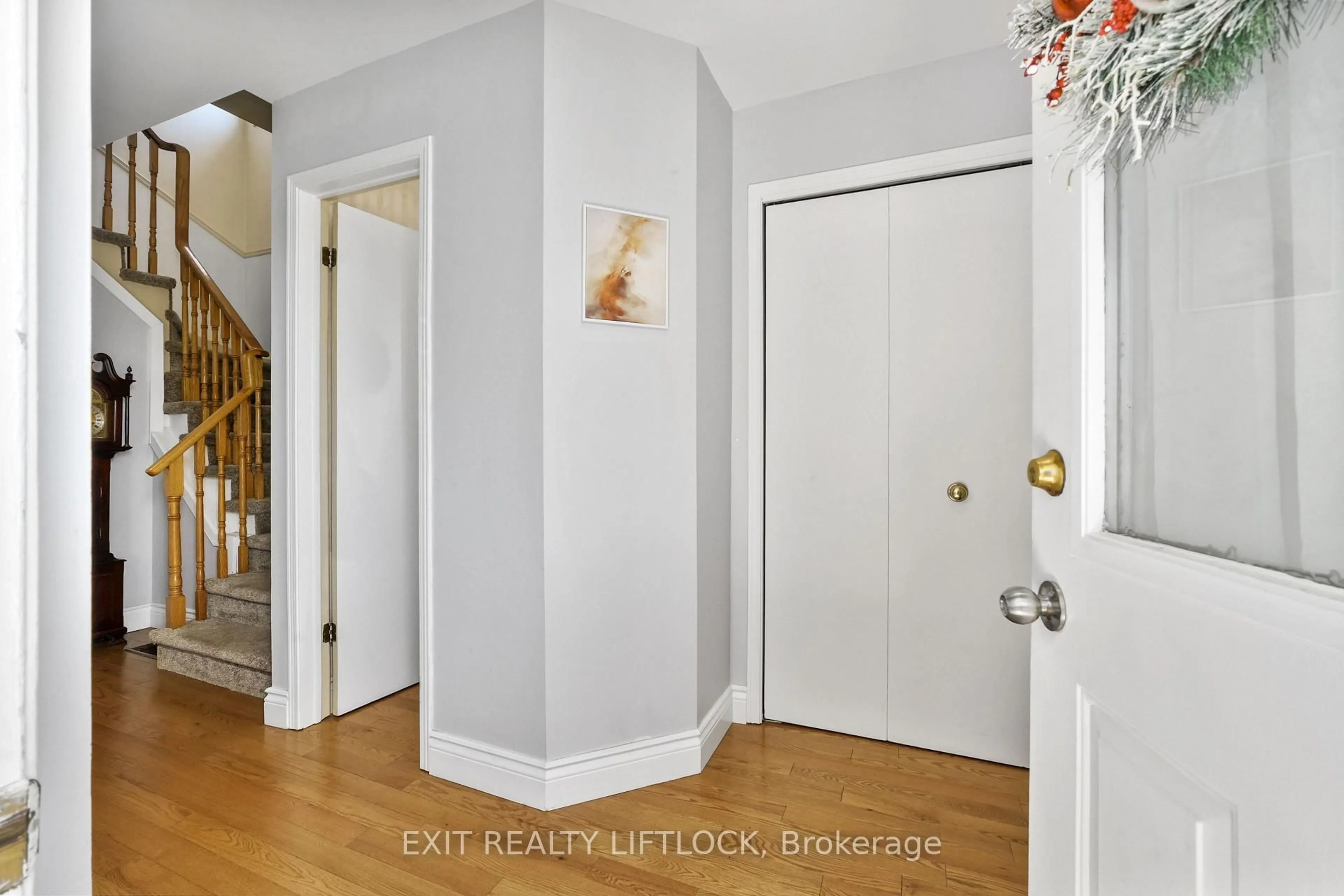 Indoor entryway for 1243 Huntington Circ, Peterborough Ontario K9K 2B4