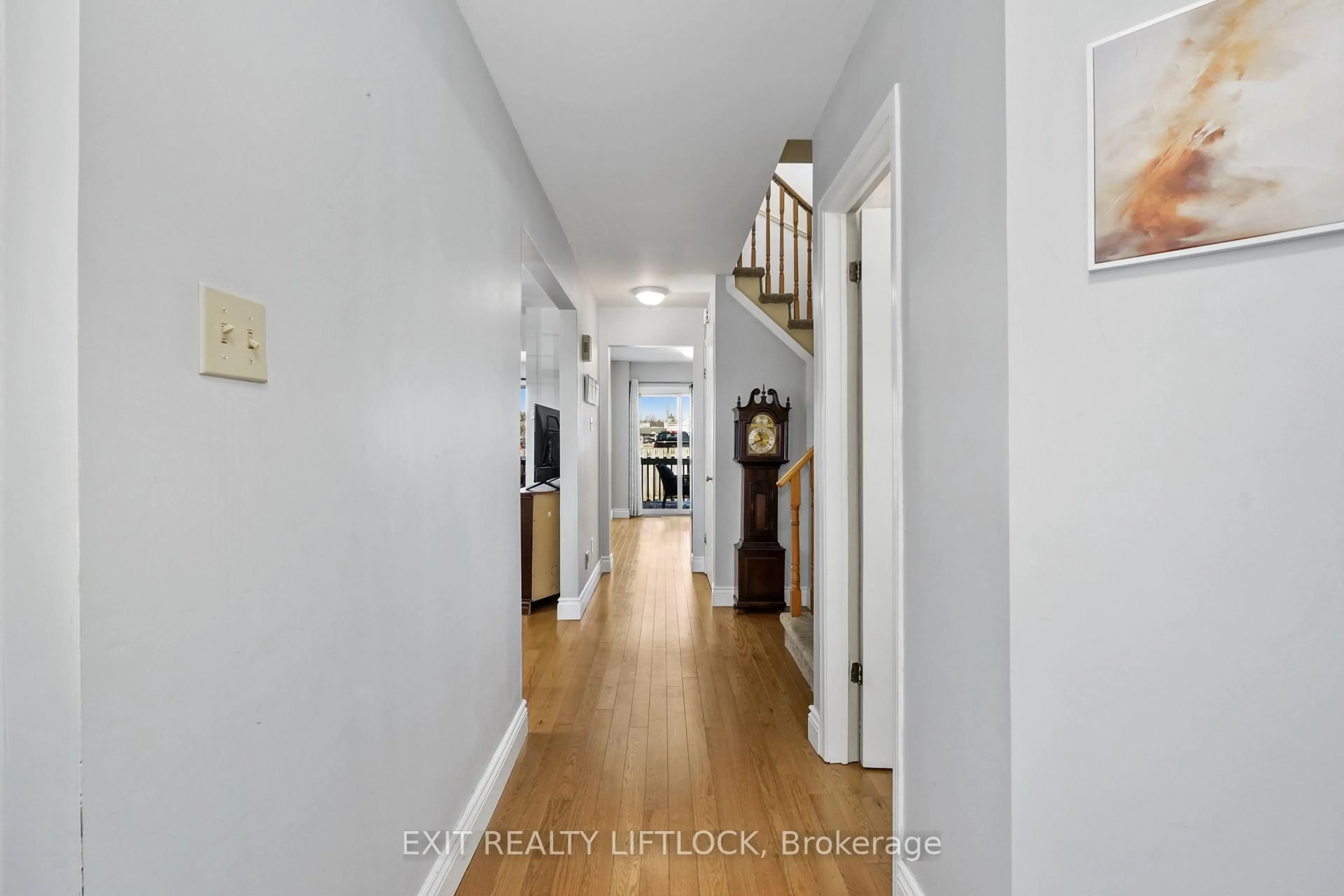 Indoor entryway for 1243 Huntington Circ, Peterborough Ontario K9K 2B4