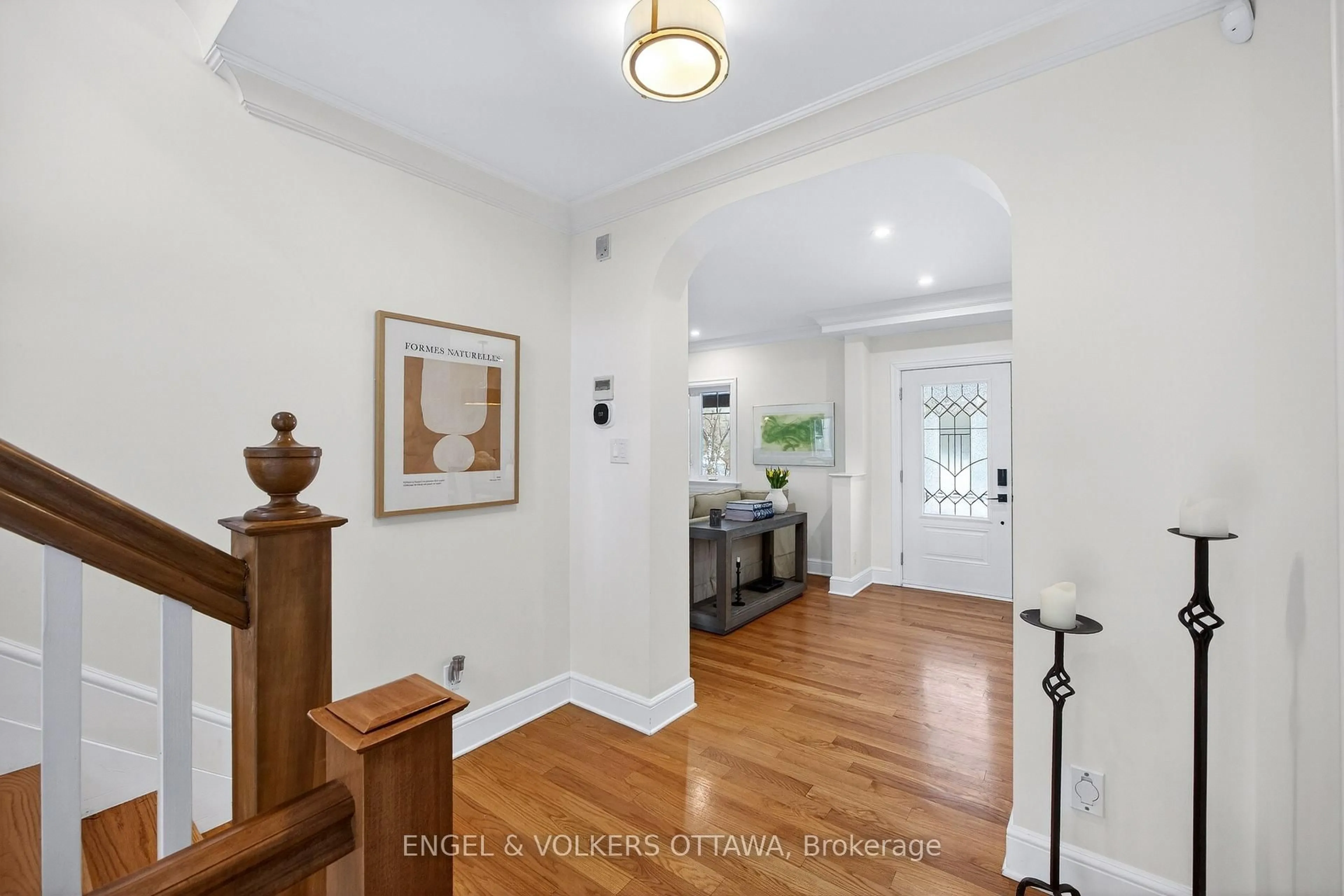 Indoor entryway for 498 Queen Elizabeth Dr, Ottawa Ontario K1S 3N4