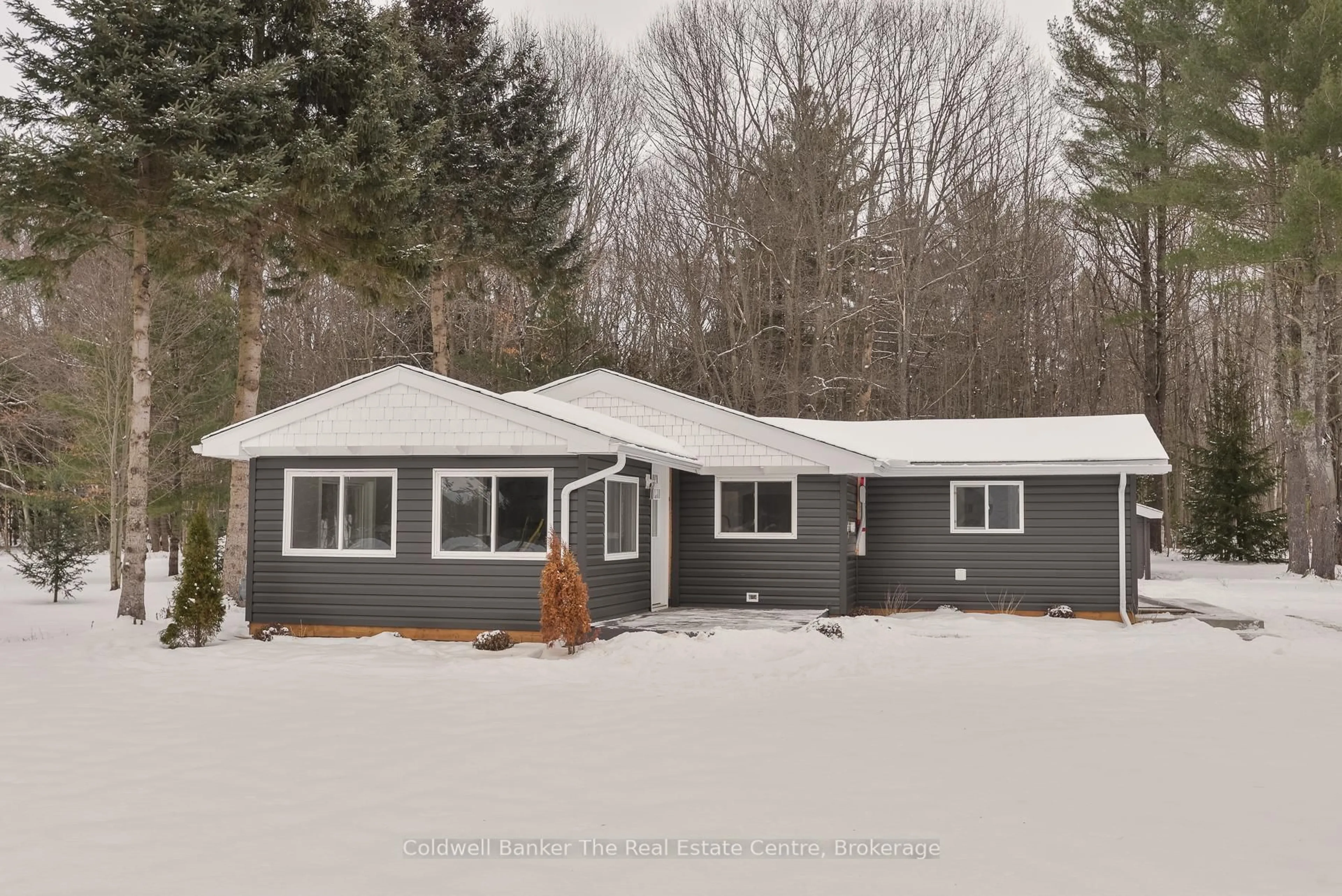 Home with vinyl exterior material, street for 460 Wellington St, Gravenhurst Ontario P1P 1A5