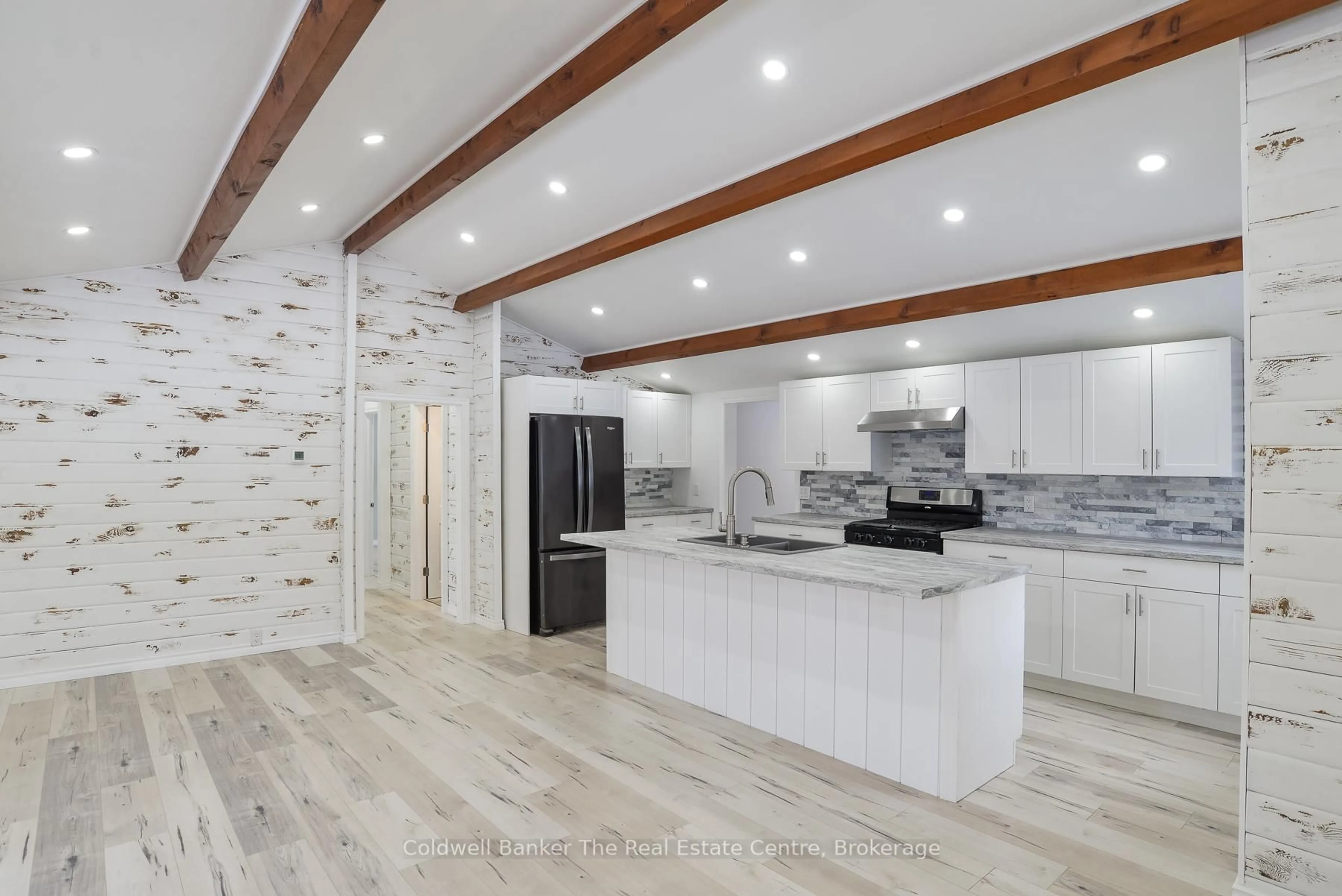 Open concept kitchen, ceramic/tile floor for 460 Wellington St, Gravenhurst Ontario P1P 1A5