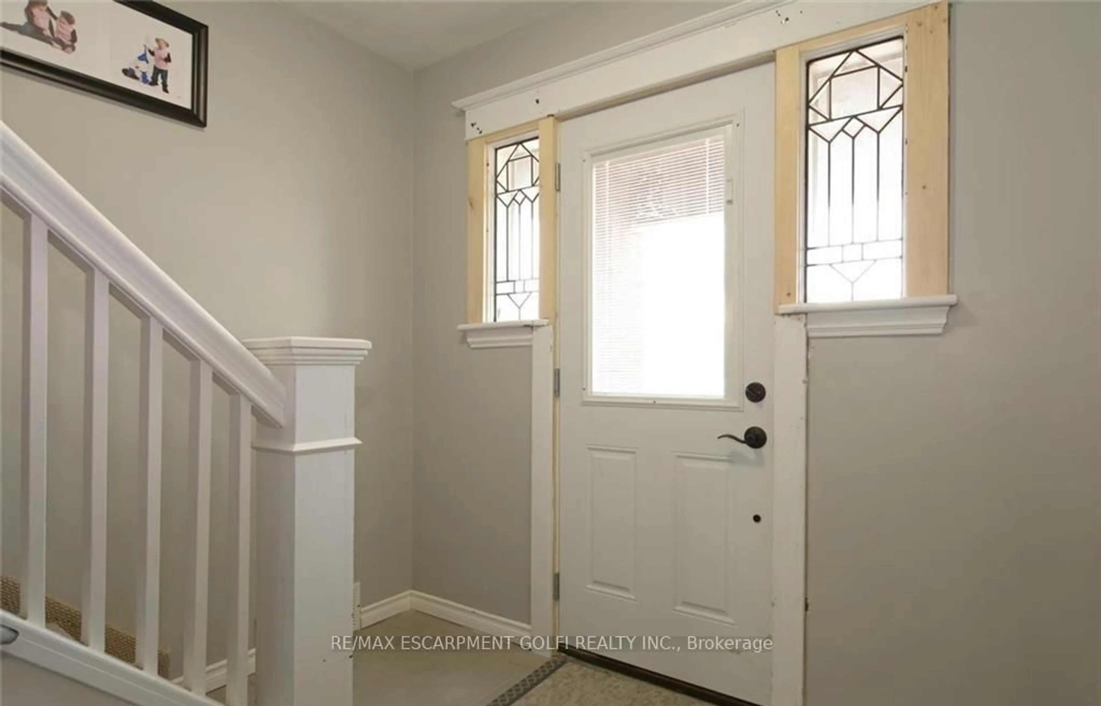 Indoor entryway for 166 Fairfield Ave, Hamilton Ontario L8H 5H4
