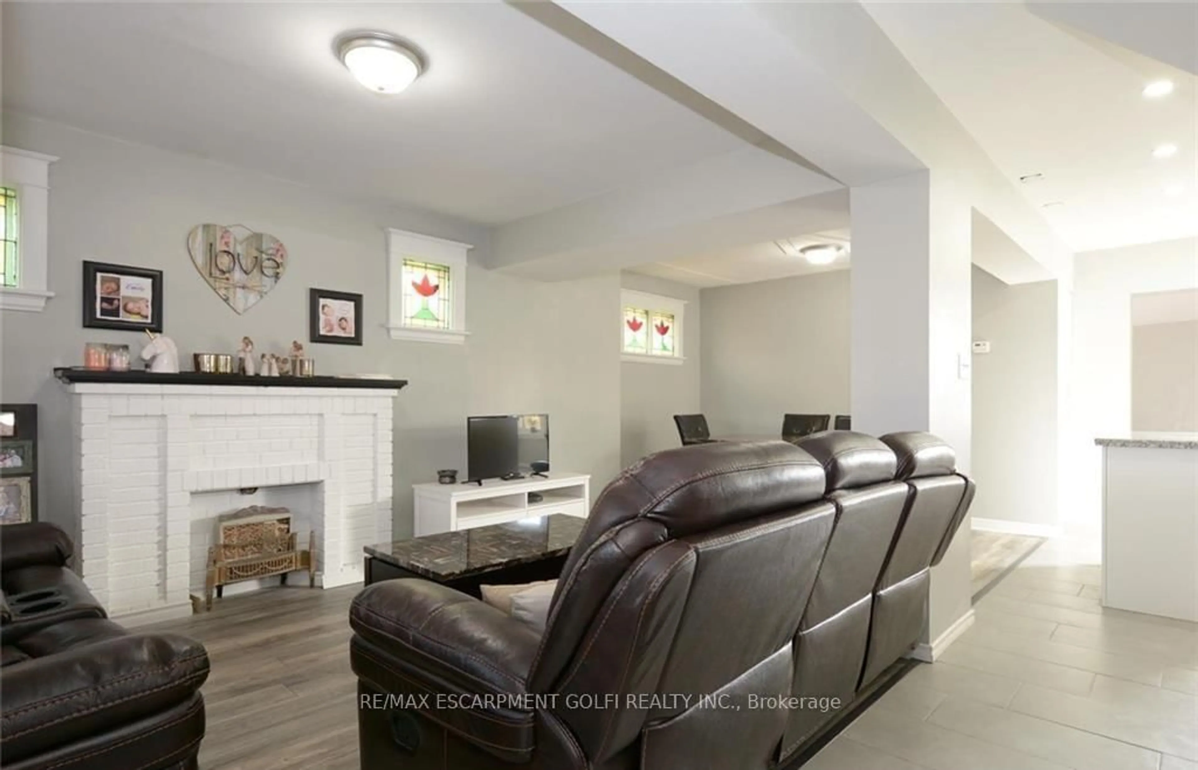 Living room with furniture, unknown for 166 Fairfield Ave, Hamilton Ontario L8H 5H4