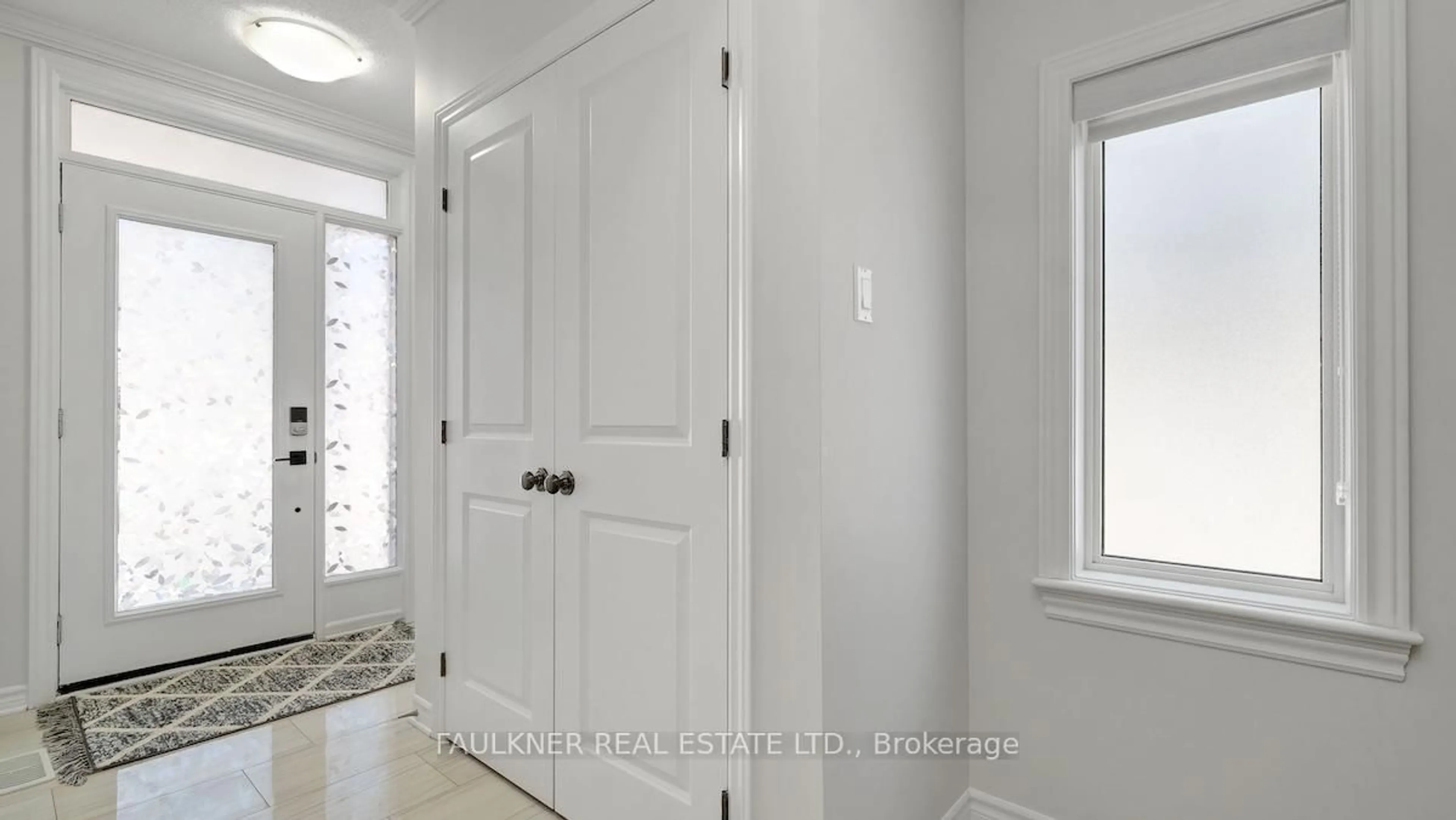 Indoor entryway for 136 Manorwood Cres, Ottawa Ontario K1T 0L4