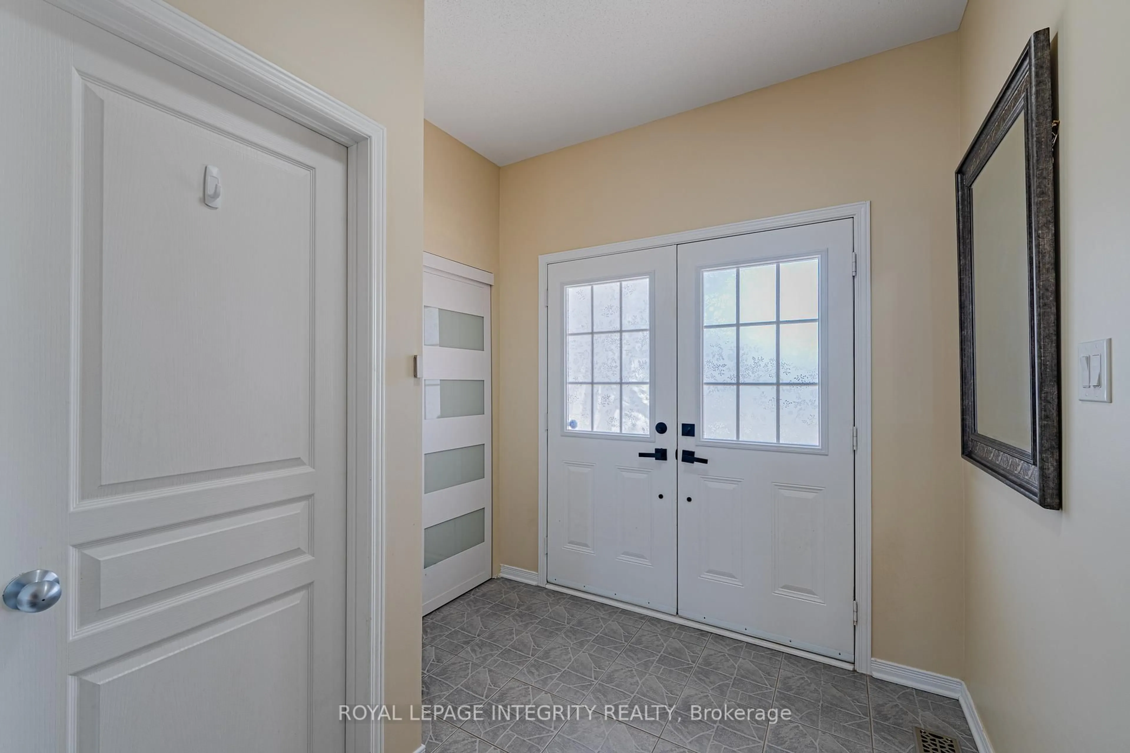 Indoor entryway for 349 Celtic Ridge Cres, Ottawa Ontario K2W 0B6