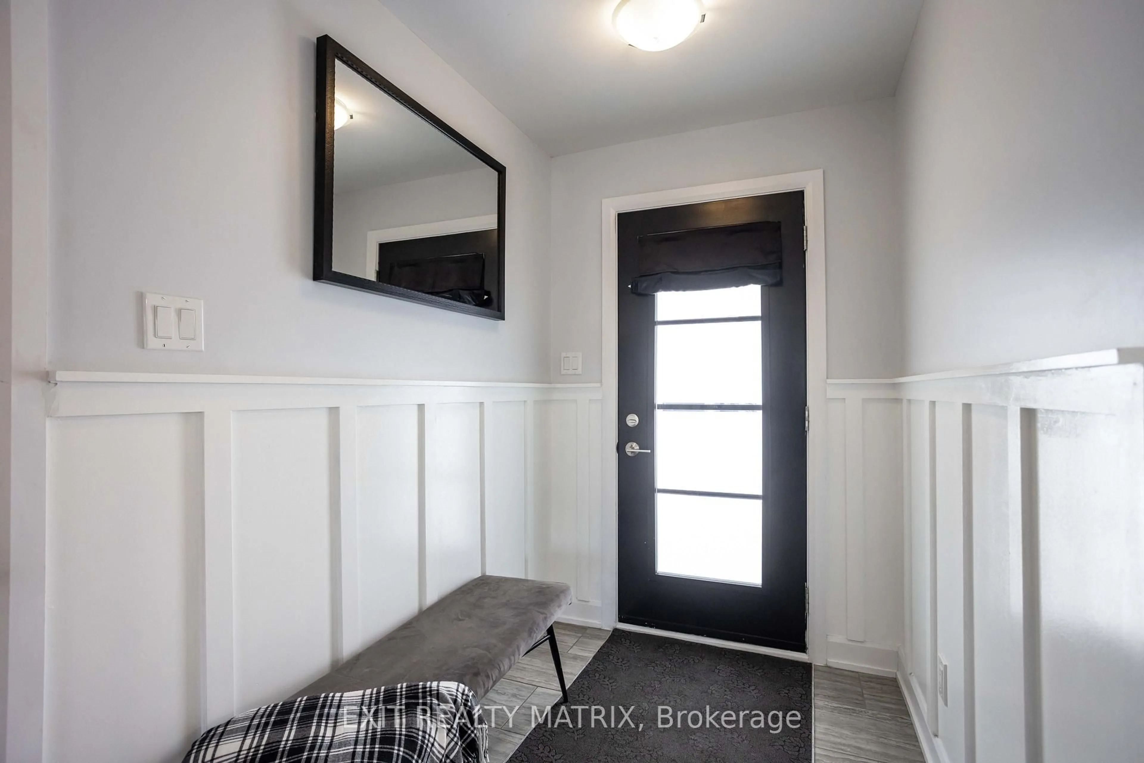 Indoor entryway for 273 Central Park Blvd, Russell Ontario K4R 0E9