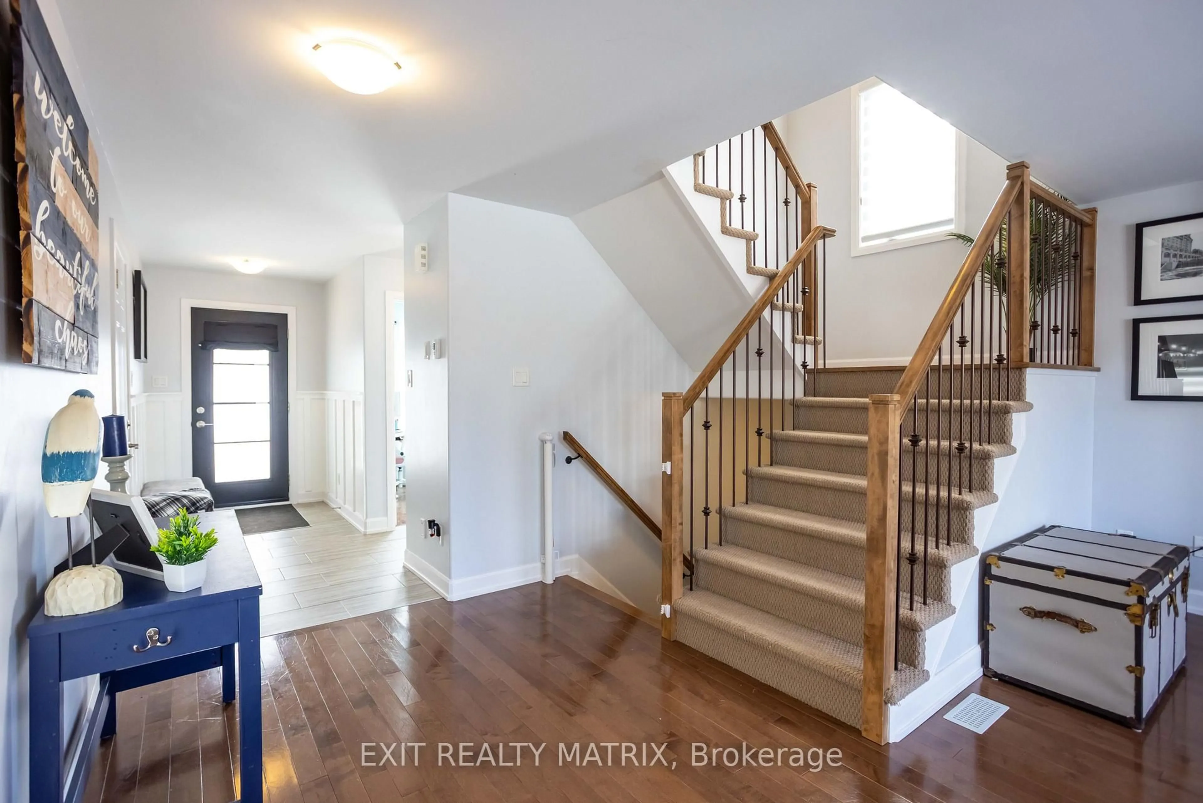 Indoor entryway for 273 Central Park Blvd, Russell Ontario K4R 0E9