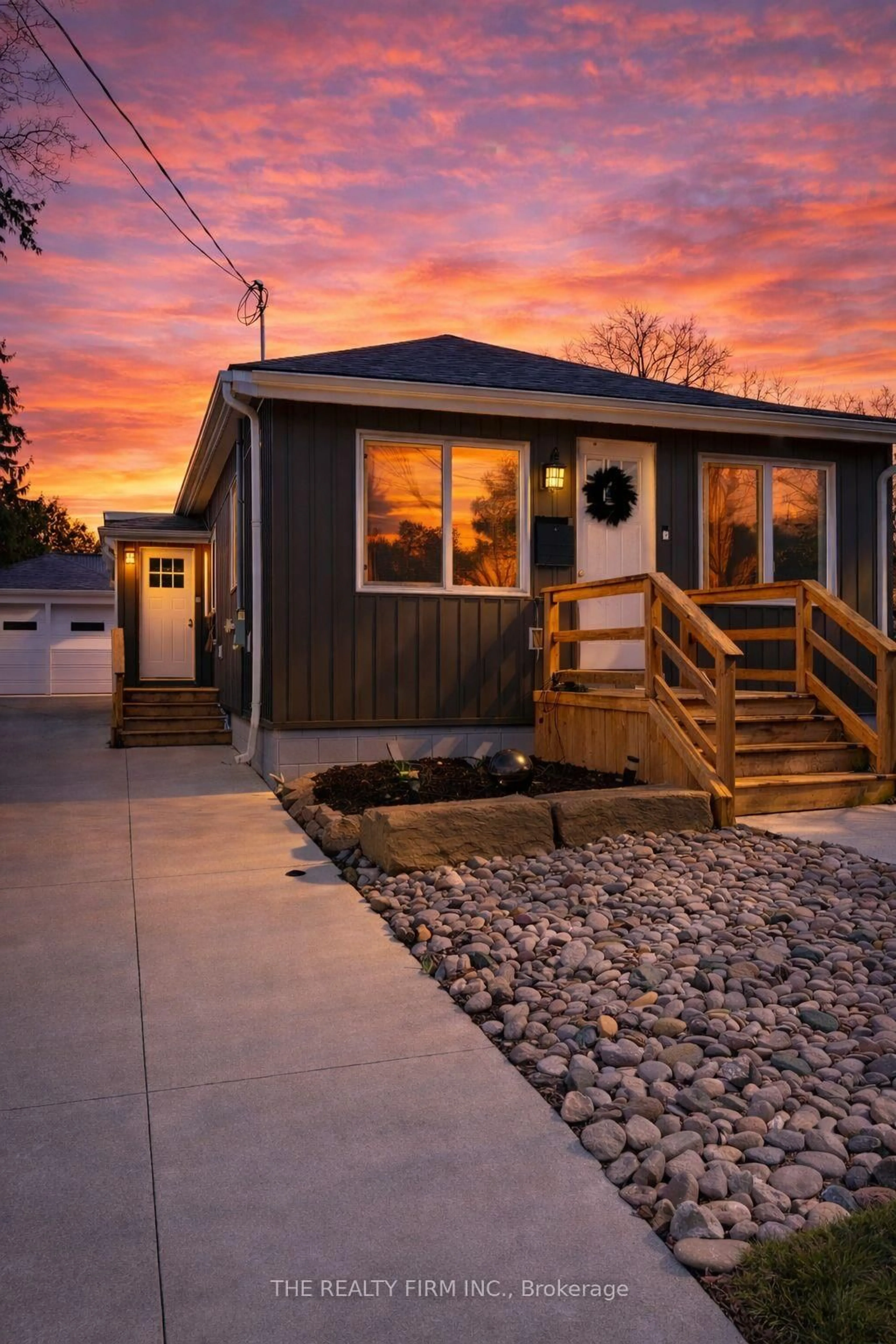 Home with vinyl exterior material, street for 10 Fifth Ave, St. Thomas Ontario N5R 4C1