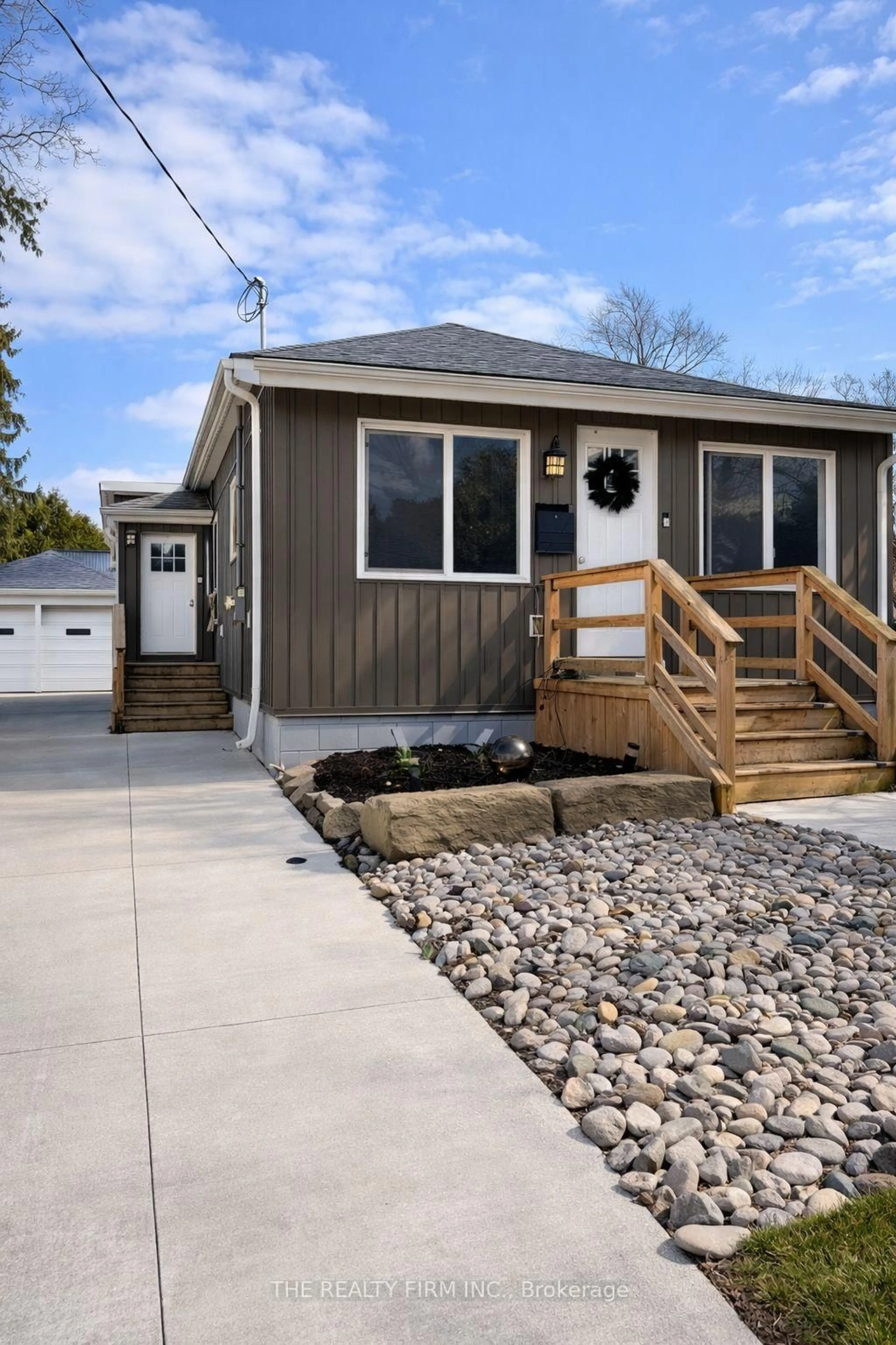 Home with vinyl exterior material, street for 10 Fifth Ave, St. Thomas Ontario N5R 4C1