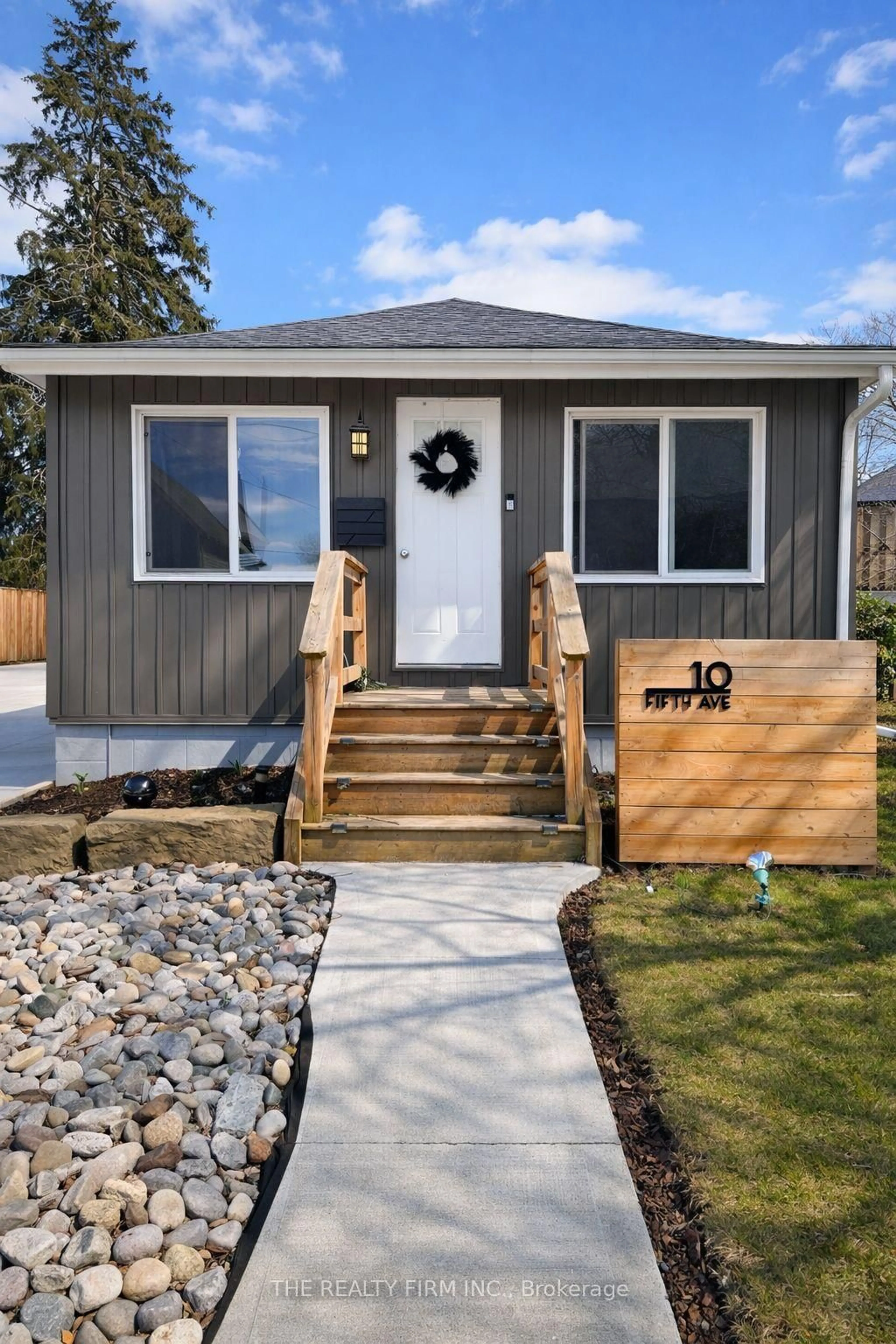 Home with vinyl exterior material, street for 10 Fifth Ave, St. Thomas Ontario N5R 4C1