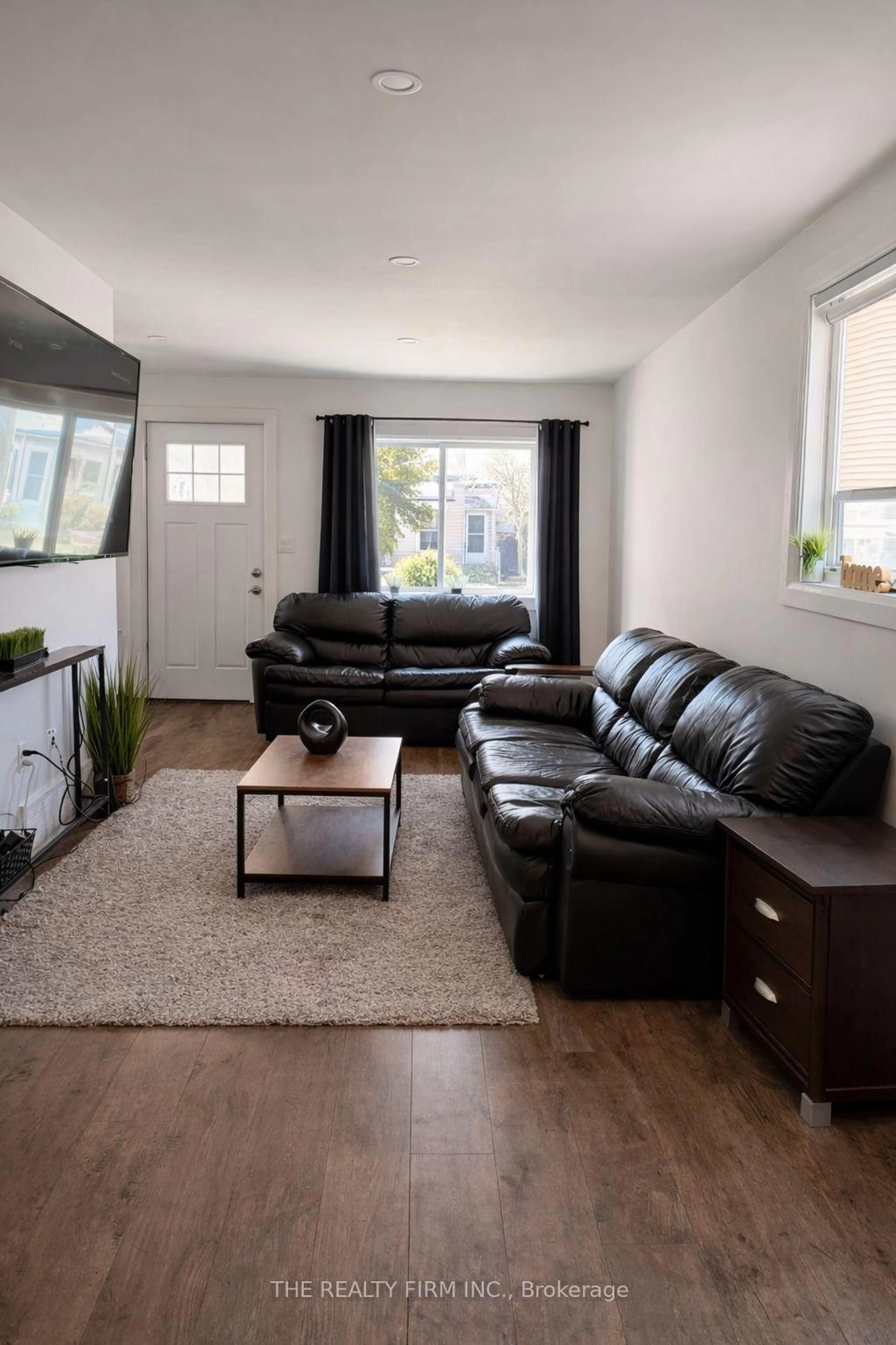 Living room with furniture, unknown for 10 Fifth Ave, St. Thomas Ontario N5R 4C1