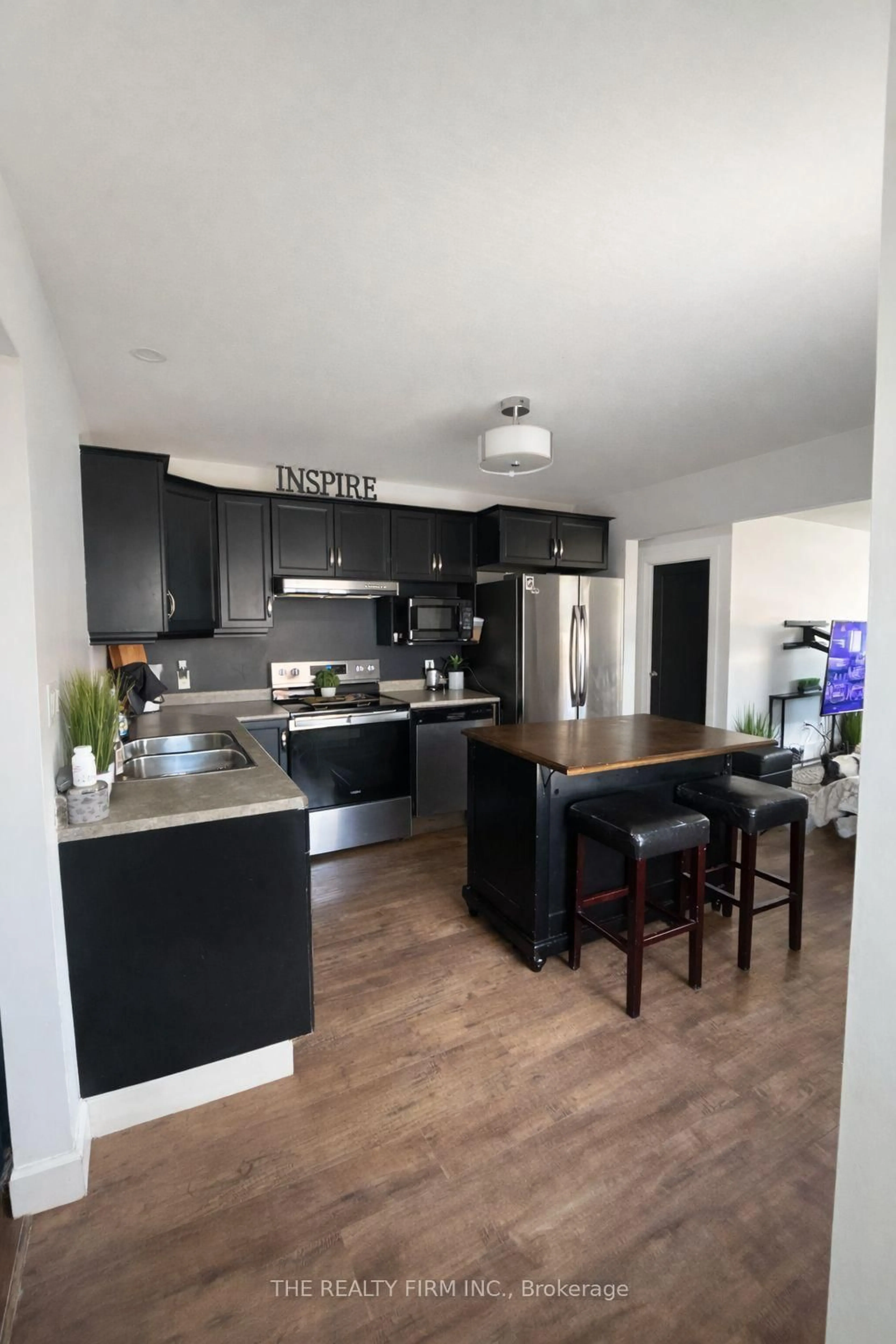Open concept kitchen, wood/laminate floor for 10 Fifth Ave, St. Thomas Ontario N5R 4C1